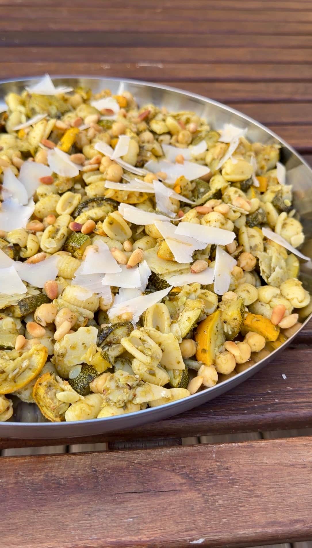 Nudelsalat mit gerösteter Zucchini, Kichererbsen & Pesto - Rezeptbild