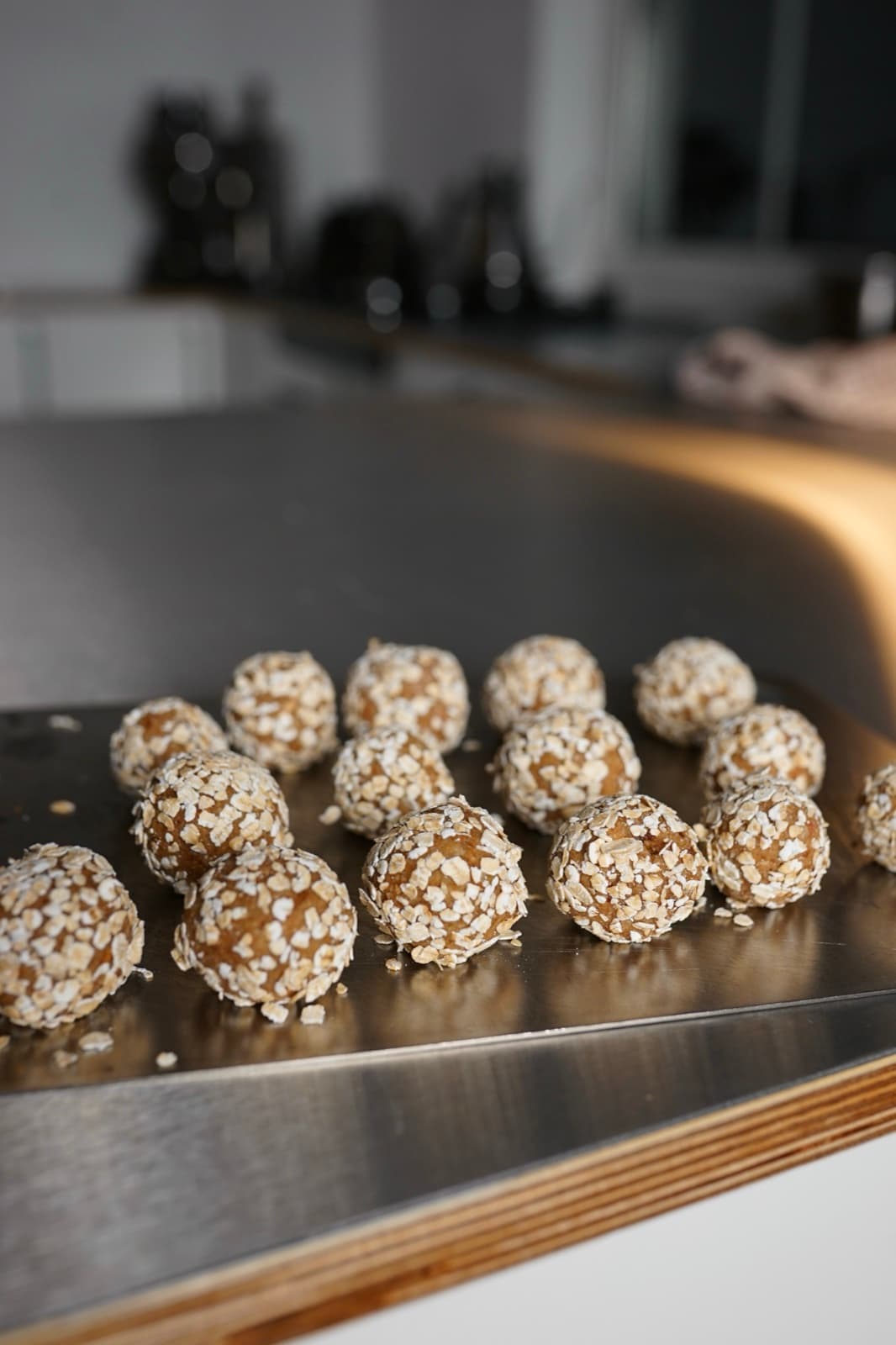 Apple Pie Balls auf einem silbernen Tablett in der Küche