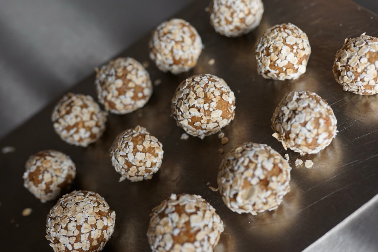 Apple Pie Balls in Haferflocken auf einem silbernen Tablett von oben