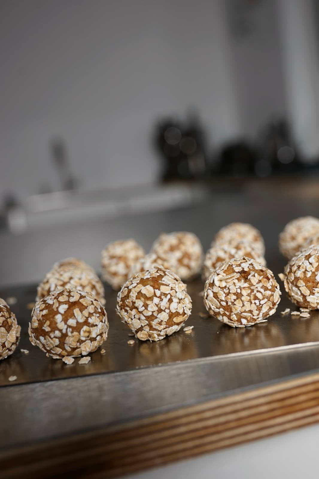 Apple Pie Balls in Haferflocken in einer Nahaufnahme