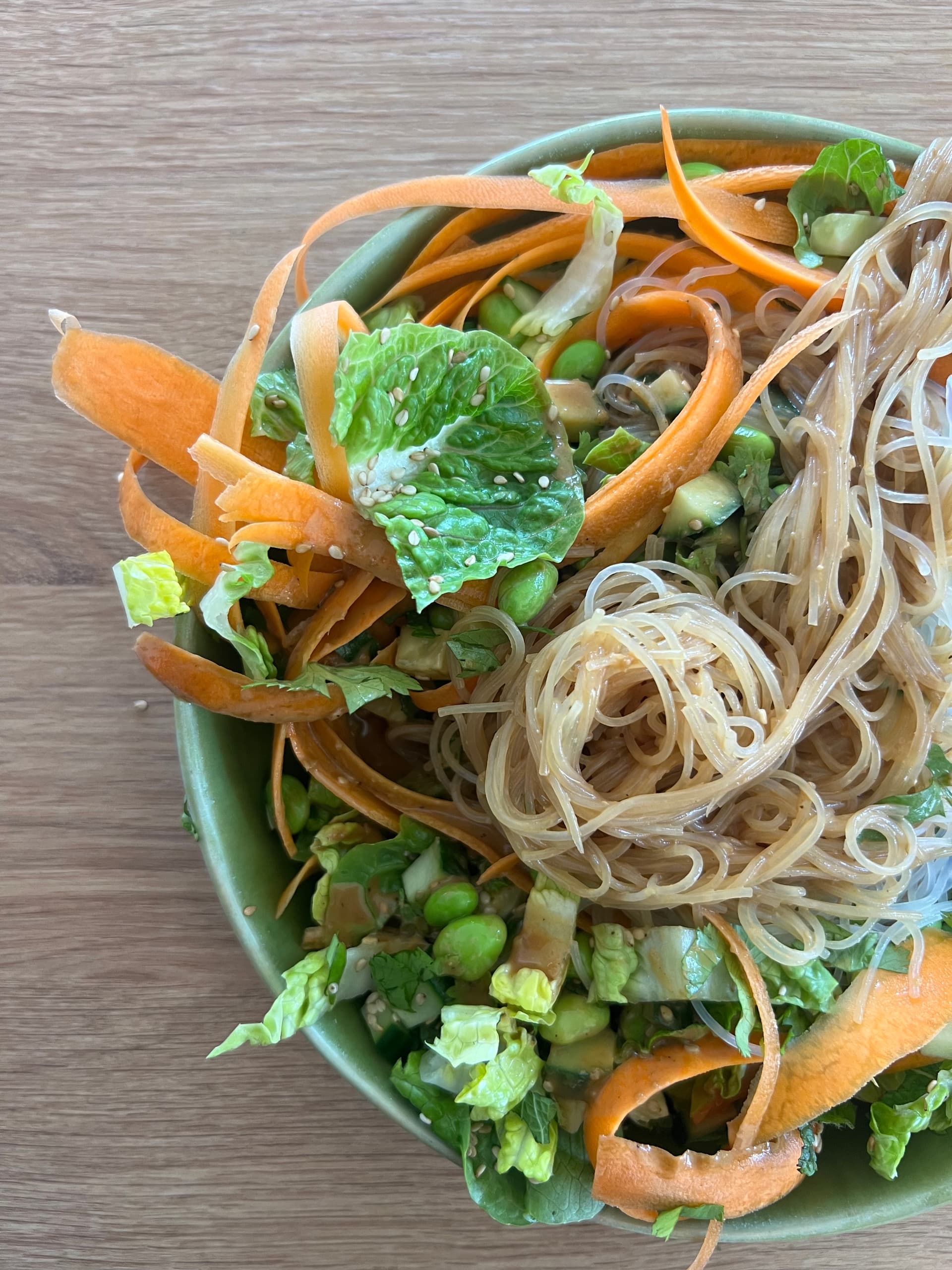 Asiatischer Reisnudelsalat mit Erdnuss-Dressing