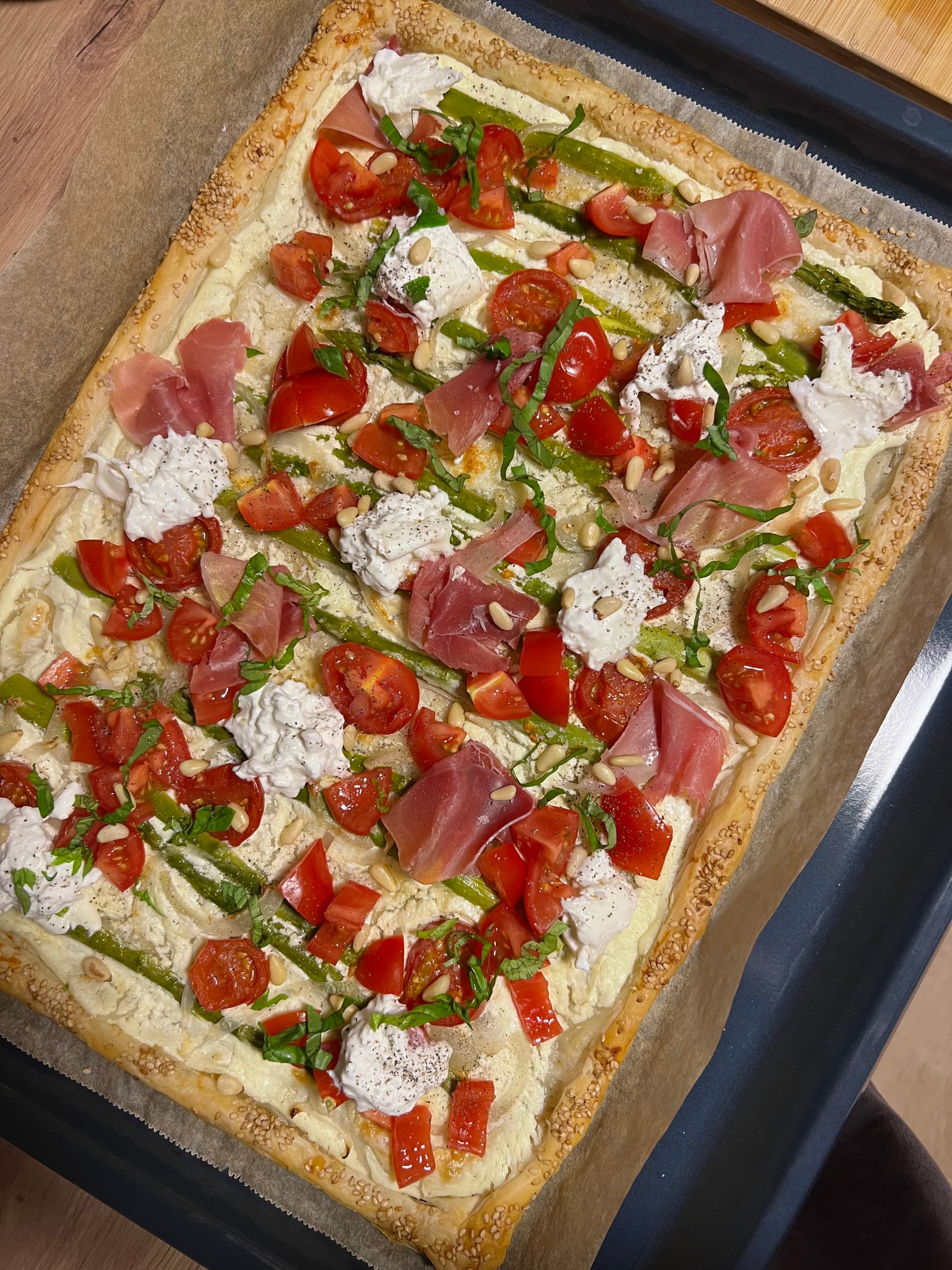 Blätterteig-Gemüse-Tarte mit Burrata & Serrano