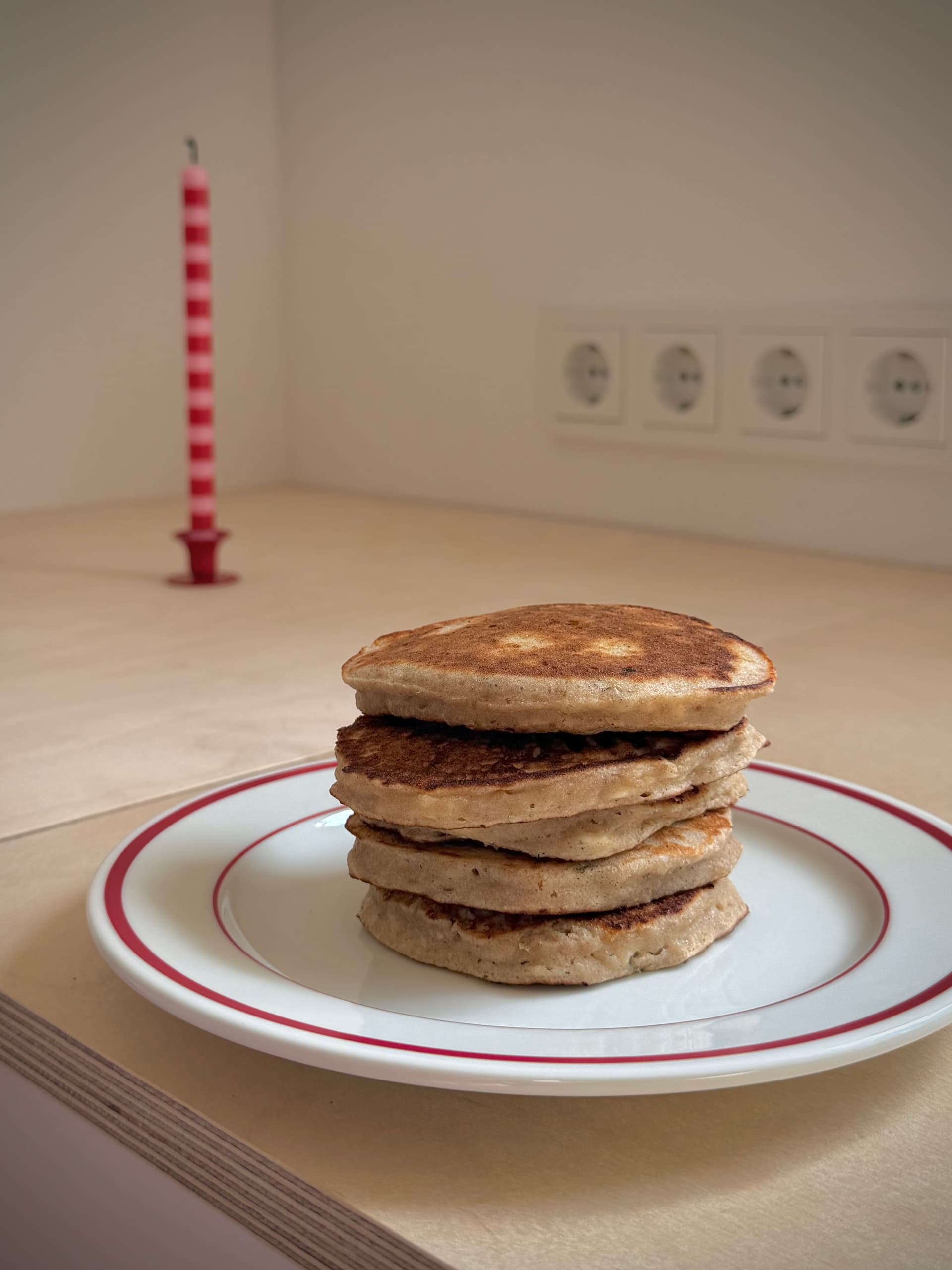 Buchweizen-Pancakes mit Obst und cremigem Topping
