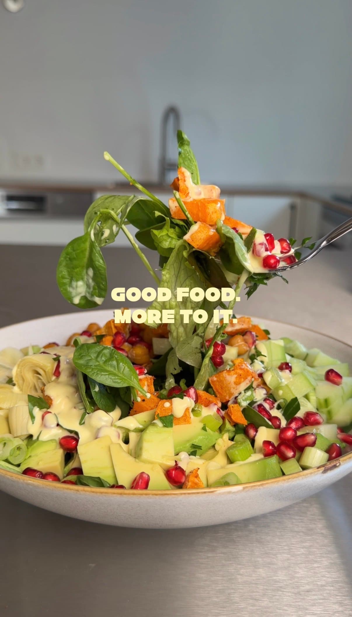 Gabel mit Süßkartoffel, Blattspinat und Ranch-Style-Dressing über der Bowl