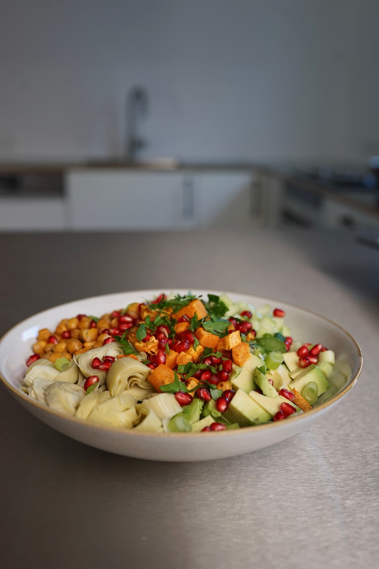 Crispy Sweet Potato Ranch Bowl mit Artischocken und Avocado in seitlicher Ansicht