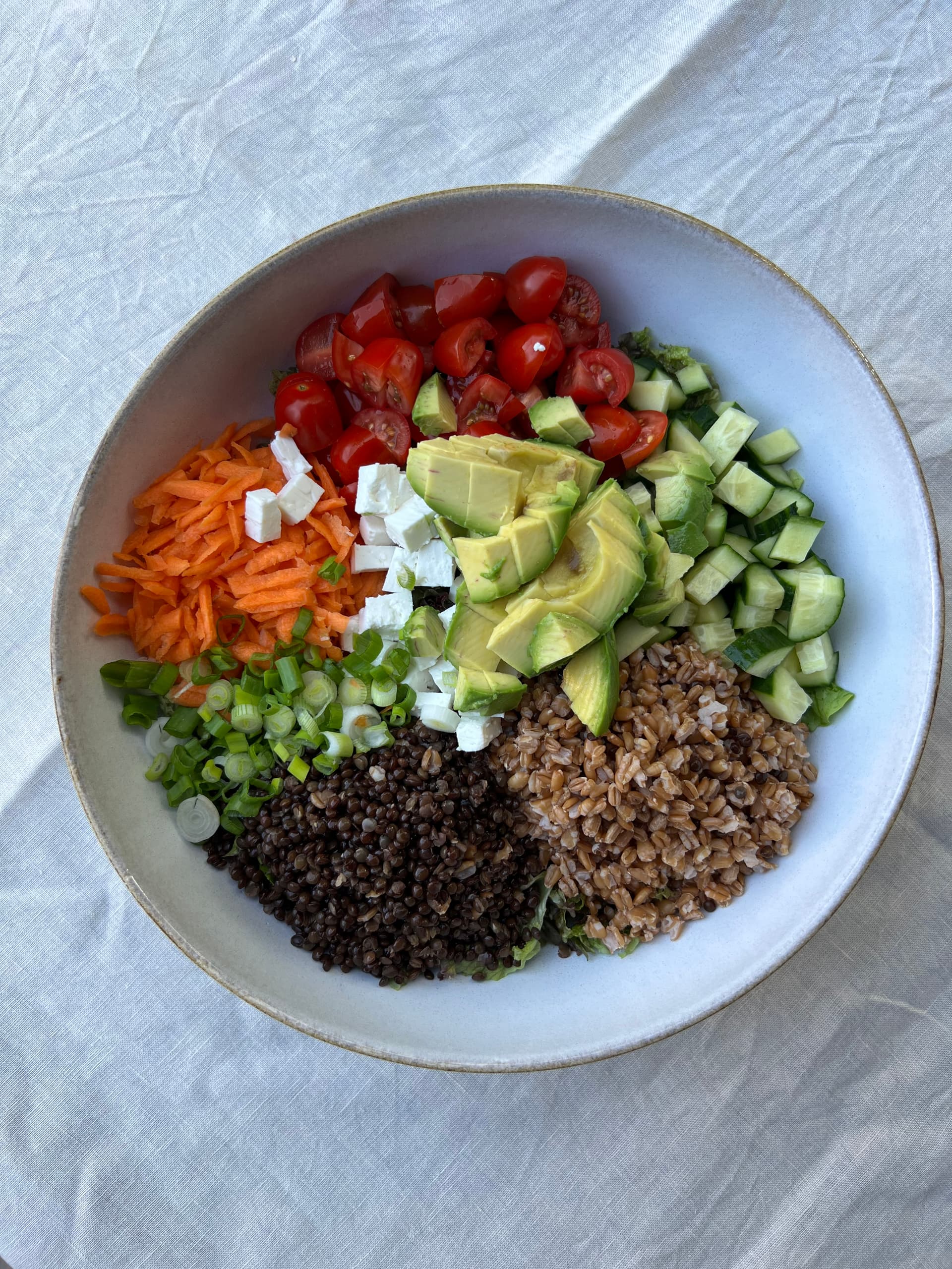 Dinkel-Linsen-Salat mit Avocado und Feta