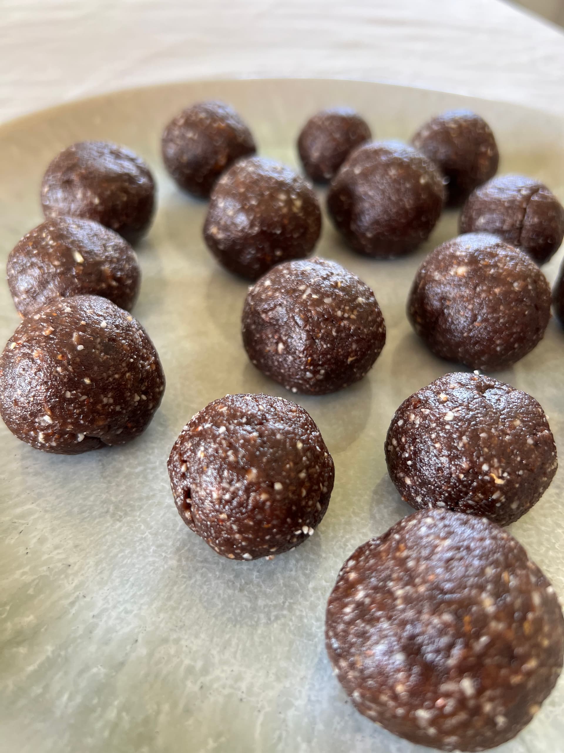 Energyballs mit Nüssen und Kakao