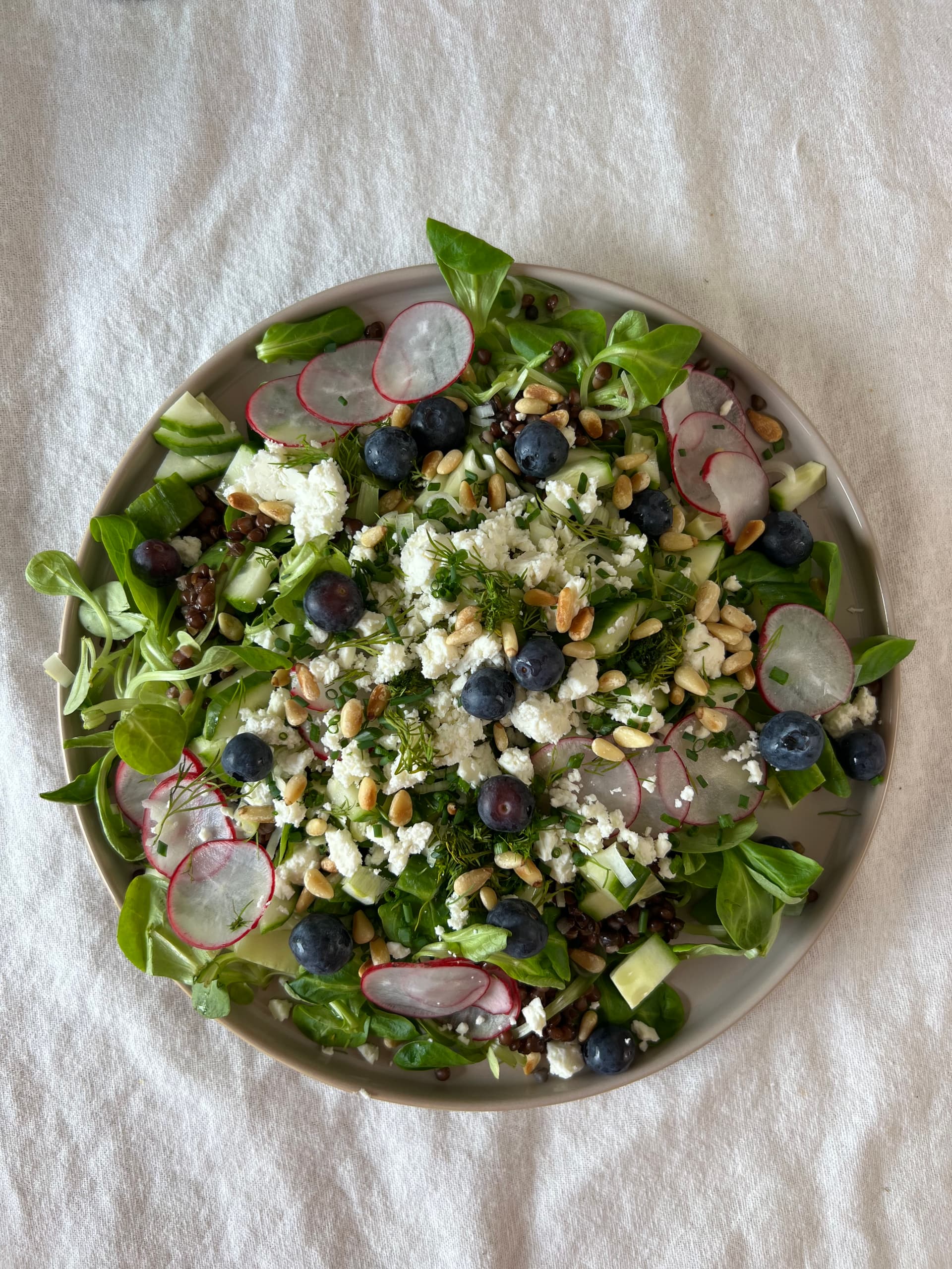 Feldsalat mit Belugalinsen und Feta