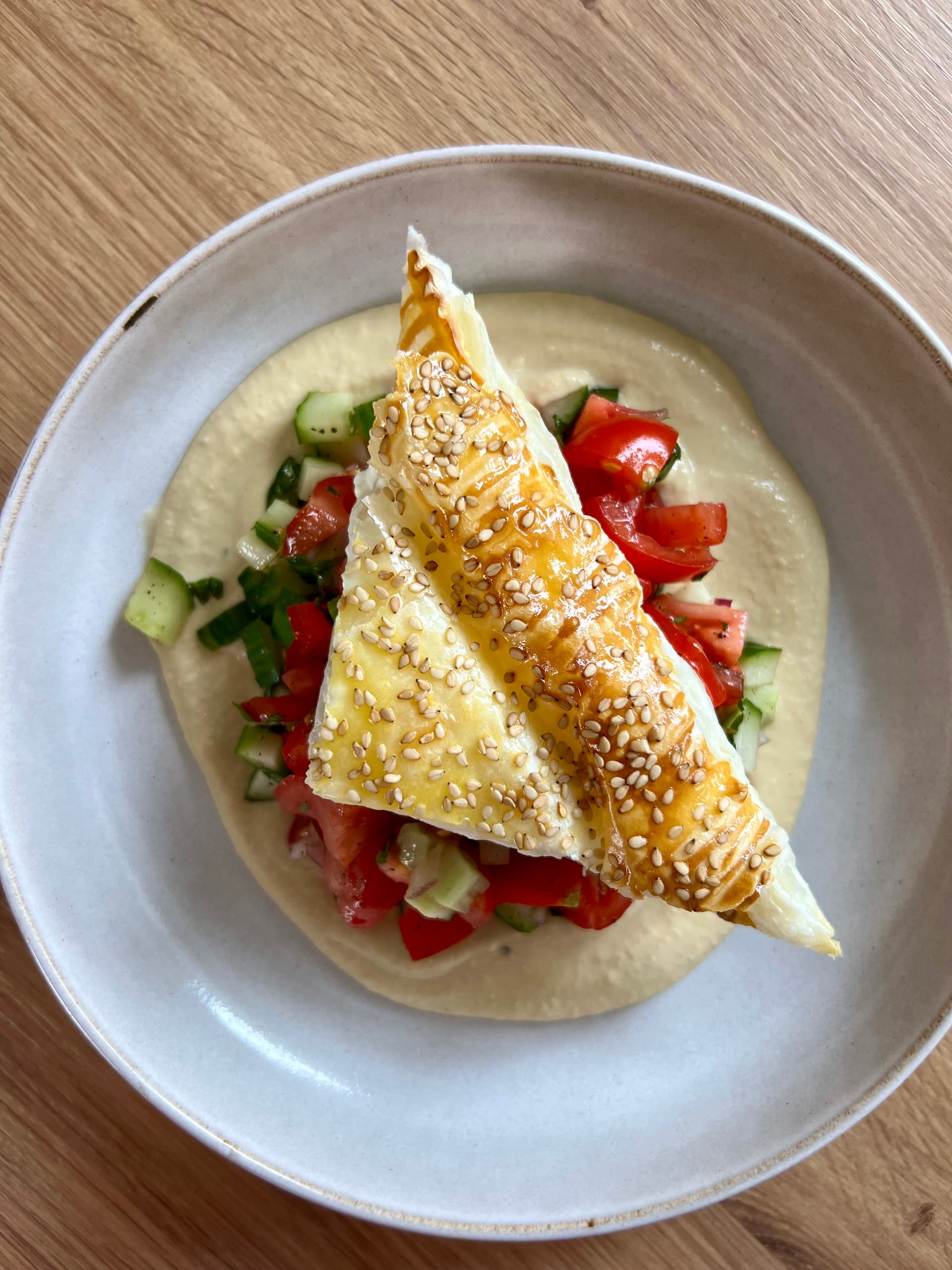 Gebackener Feta im Blätterteig mit Hummus & Salat