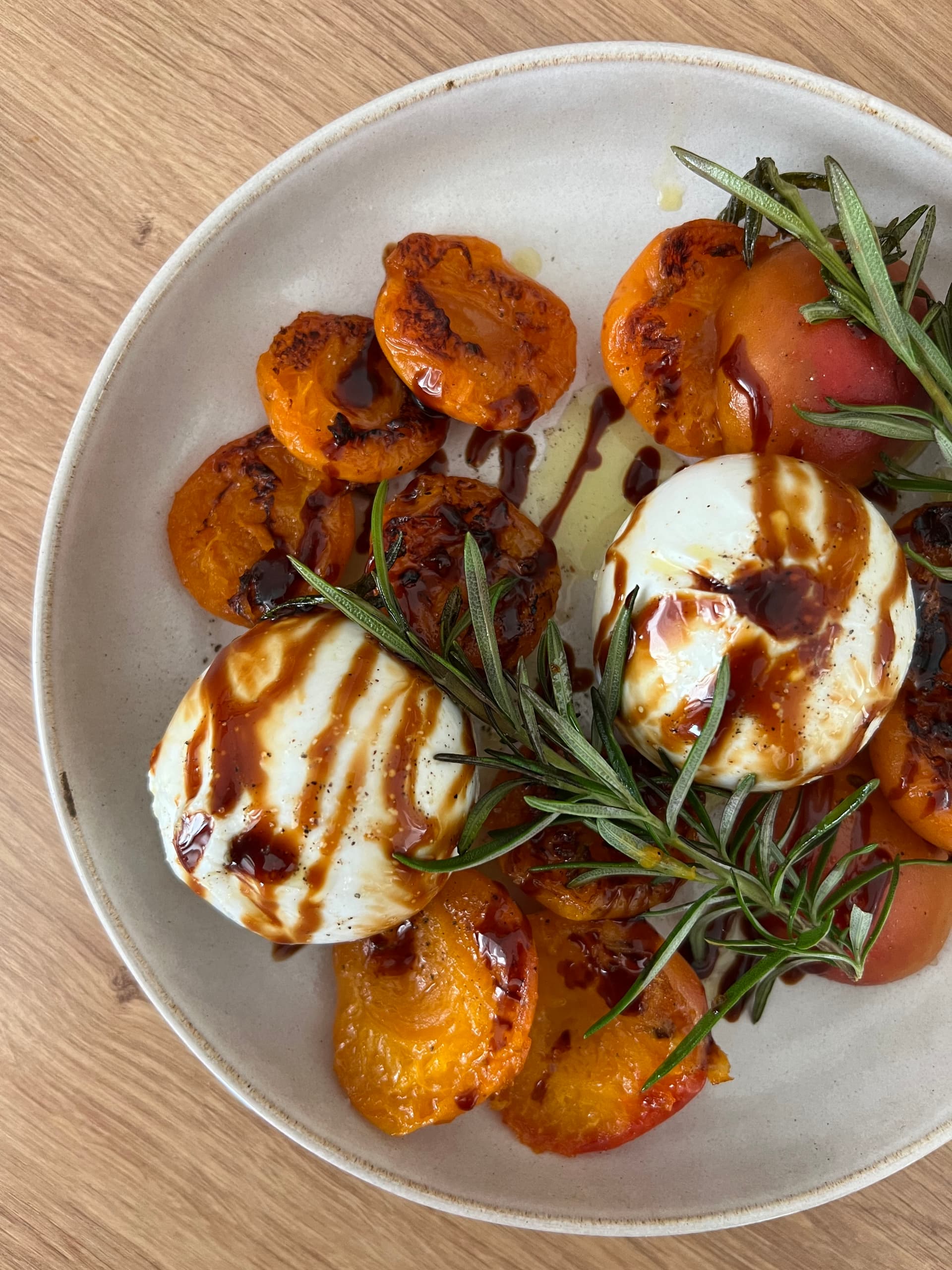 Gegrillte Aprikosen mit Burrata und Rosmarin