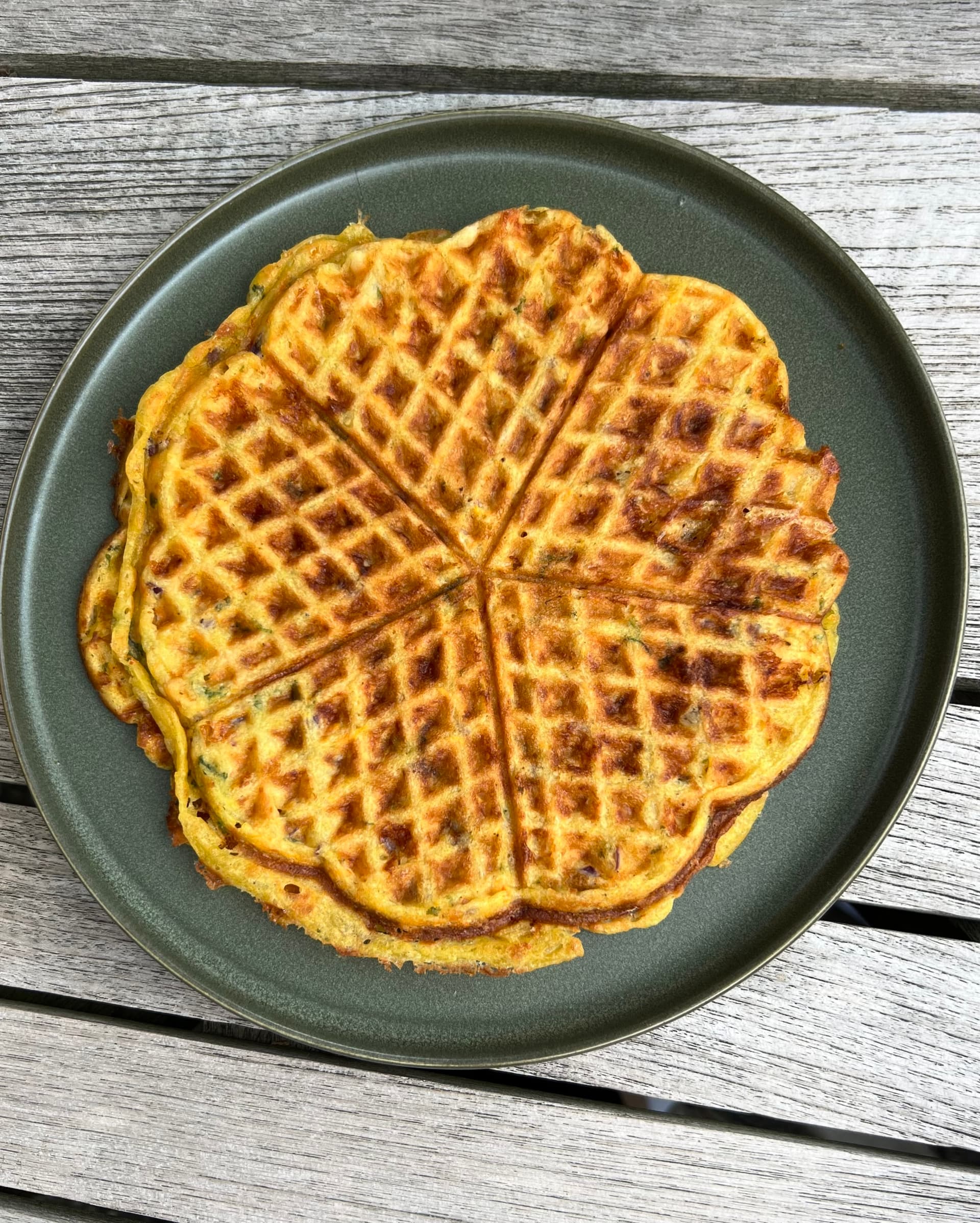 Herzhafte Möhren-Waffeln mit Bergkäse