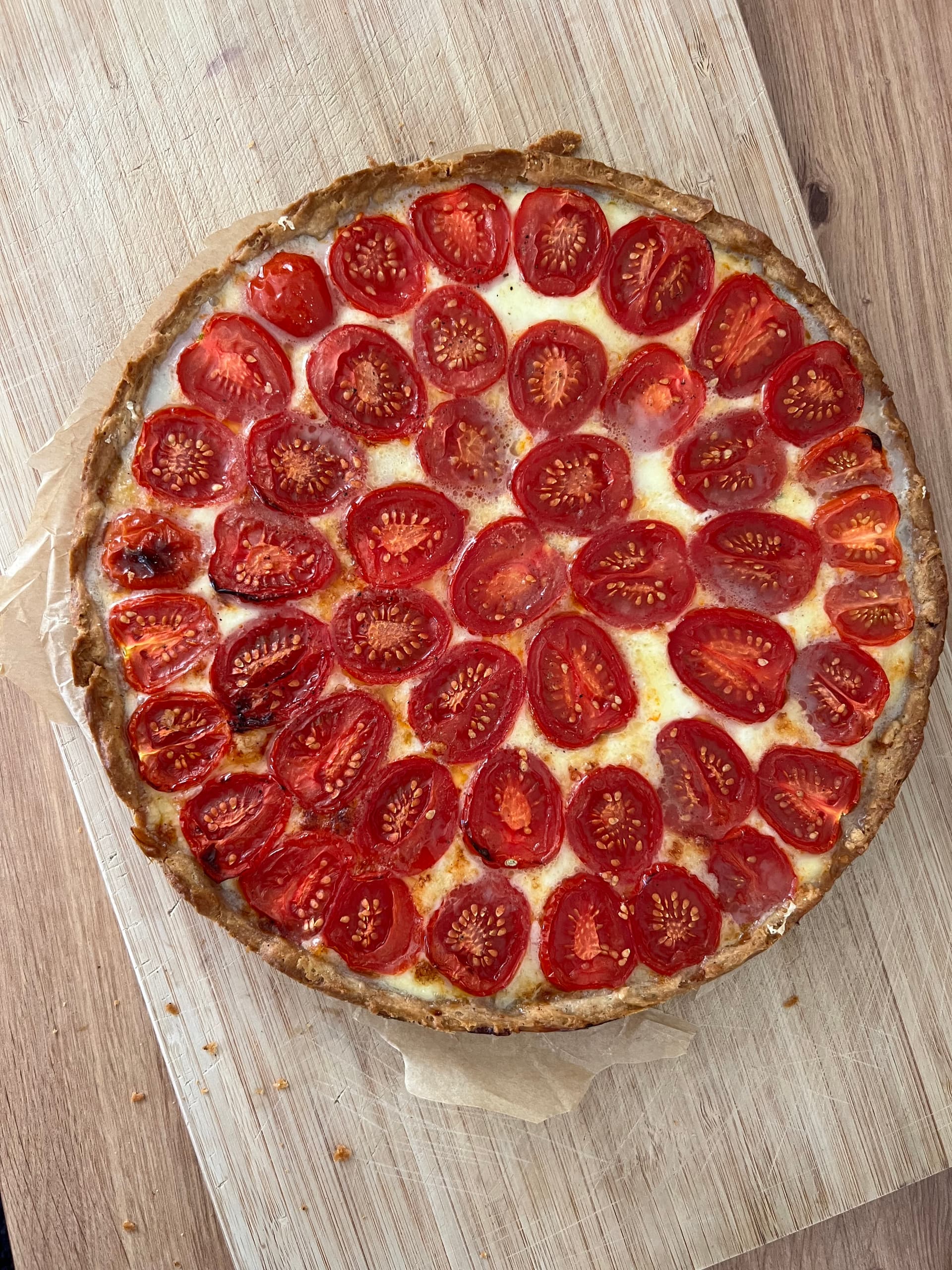 Herzhafte Tomaten-Parmesan-Tarte