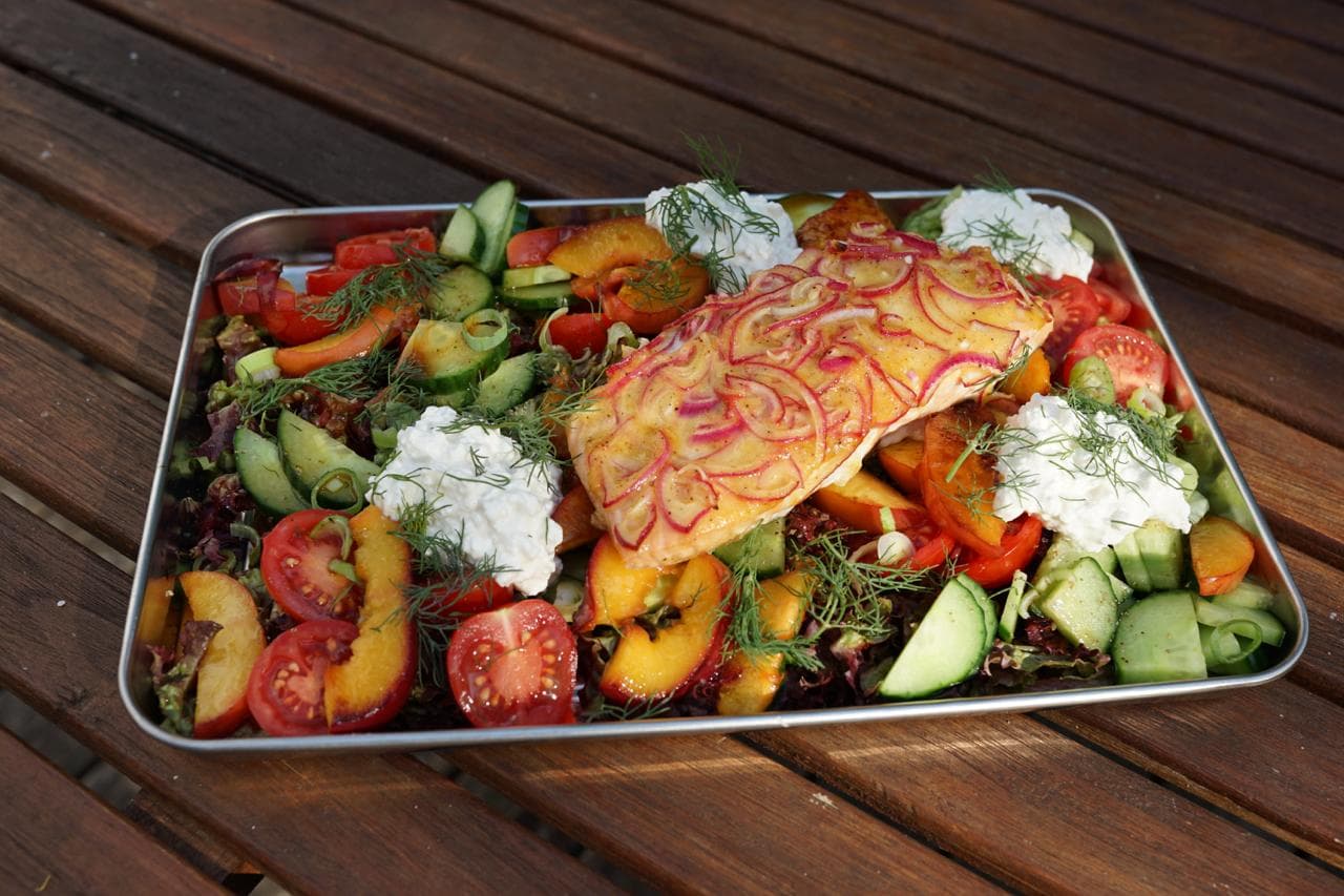 Honig-Senf-Lachs mit Nektarinen, Salat und Meerrettich-Hüttenkäse