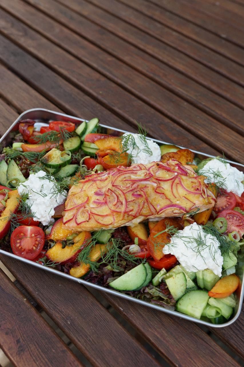 Honig-Senf-Lachs auf einer sommerlichen Salatplatte