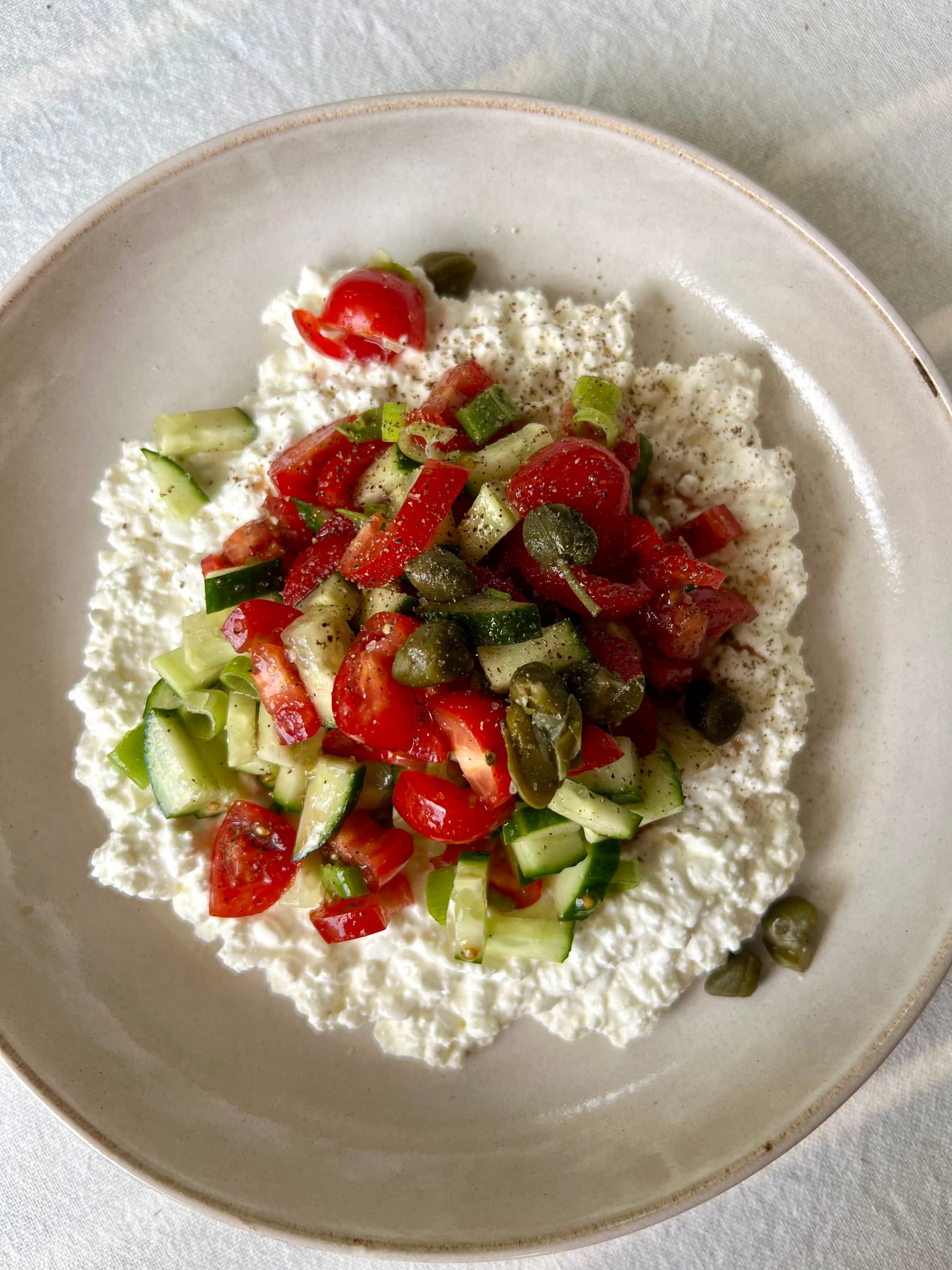 Hüttenkäse Bowl mit Kapern