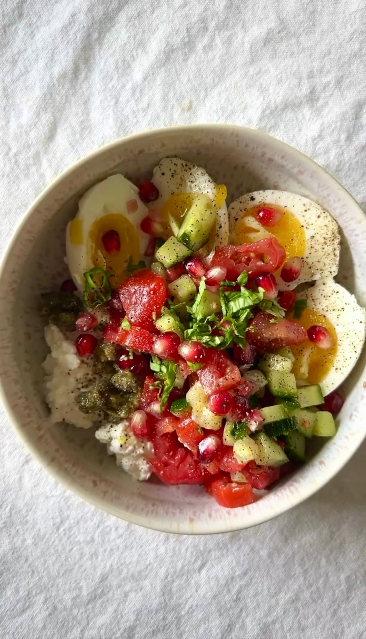 Hüttenkäse-Bowl mit Ei, Gurke & Tomate