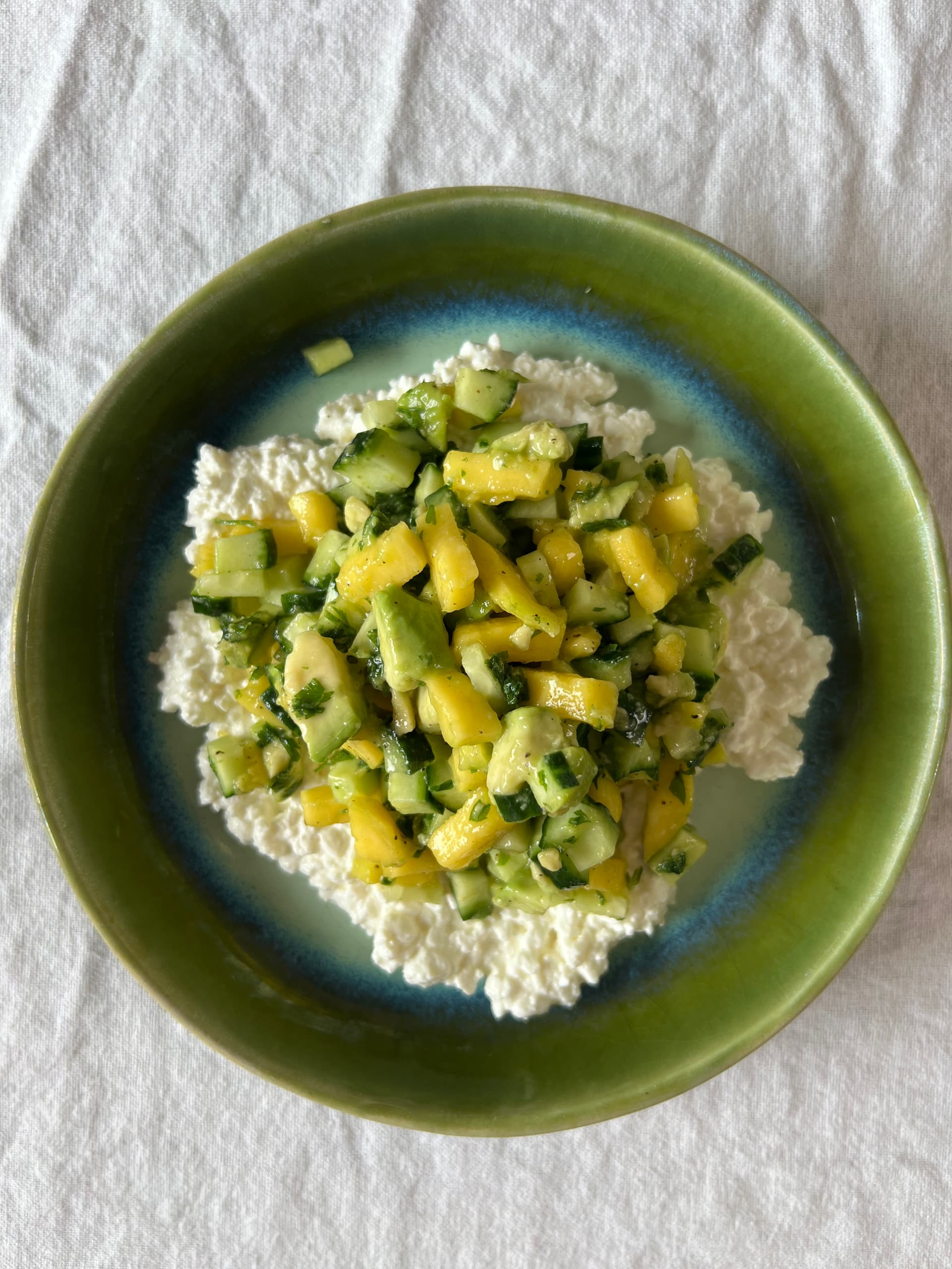 Hüttenkäse-Salat mit Mango und Avocado