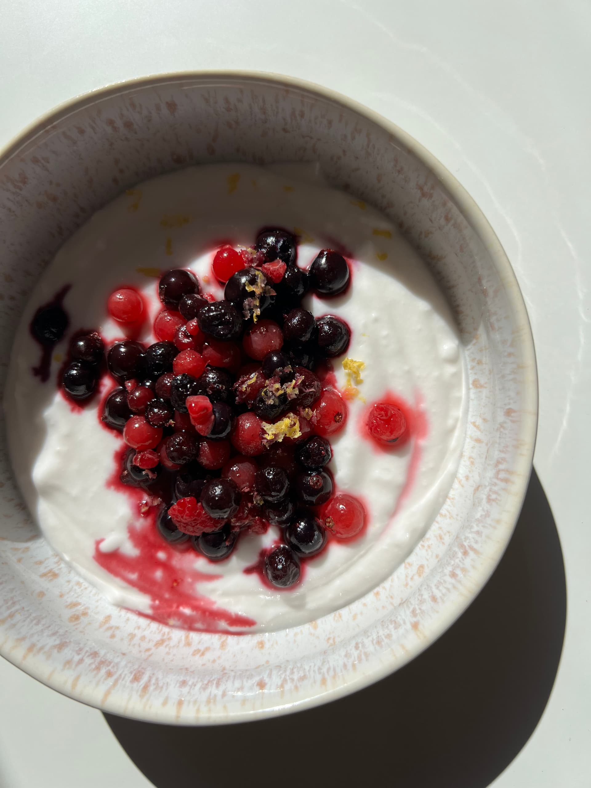Kokosjoghurt mit Beeren und Zitronenabrieb