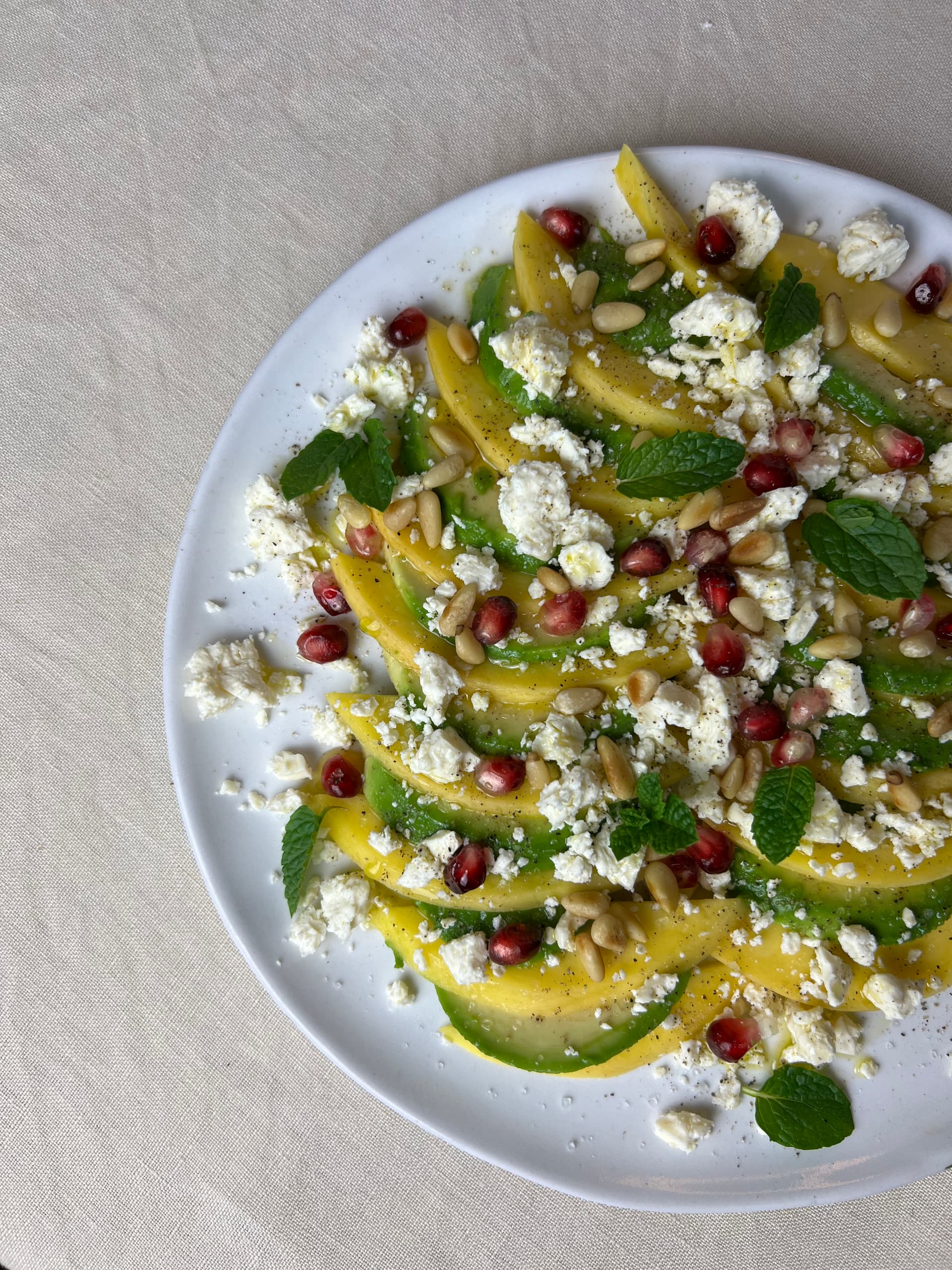 Mango-Avocado-Salat mit Granatapfel