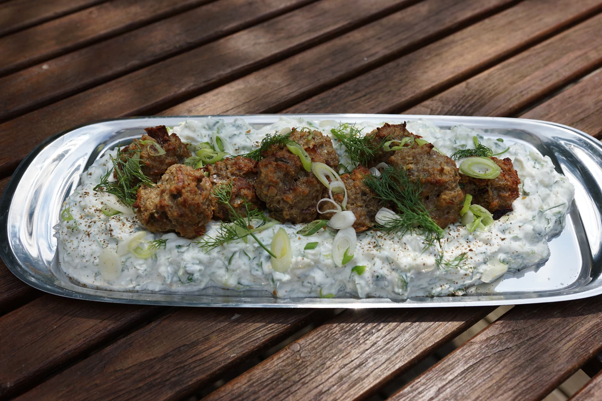 Meatballs auf cremigem Gurken-Kräuterquark