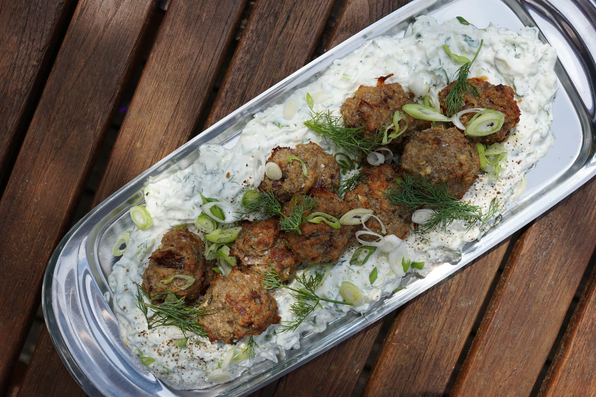 Ricotta-Meatballs mit Kräutern auf Gurkenquark