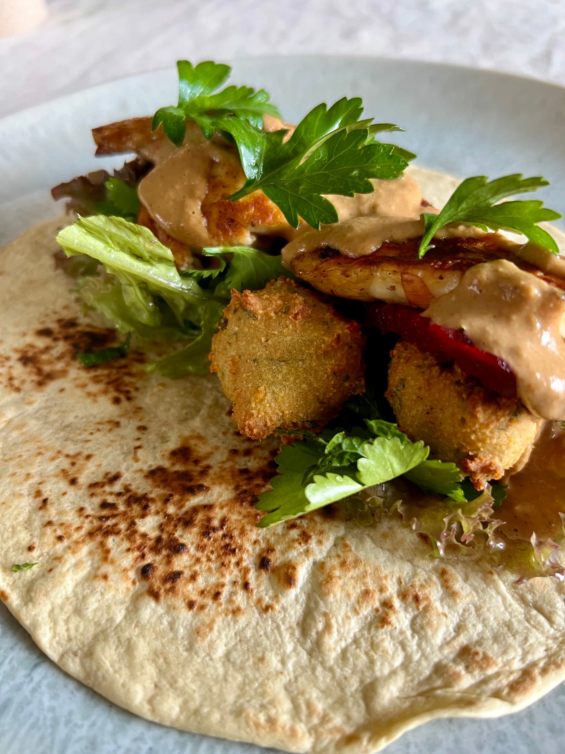 Protein-Wraps mit Falafel, Halloumi & Erdnussoße