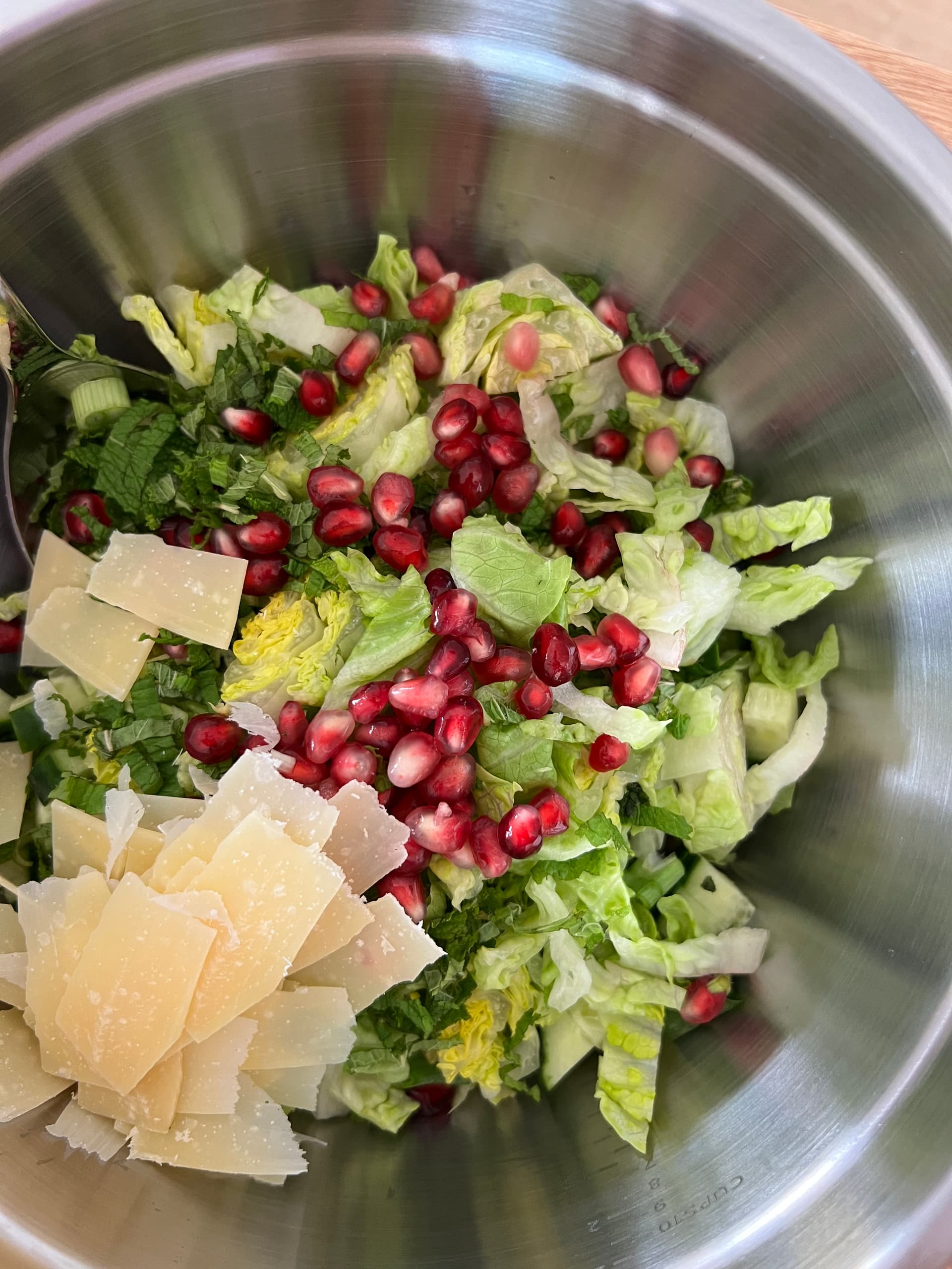 Quinoa-Salat mit Avocado und Granatapfel