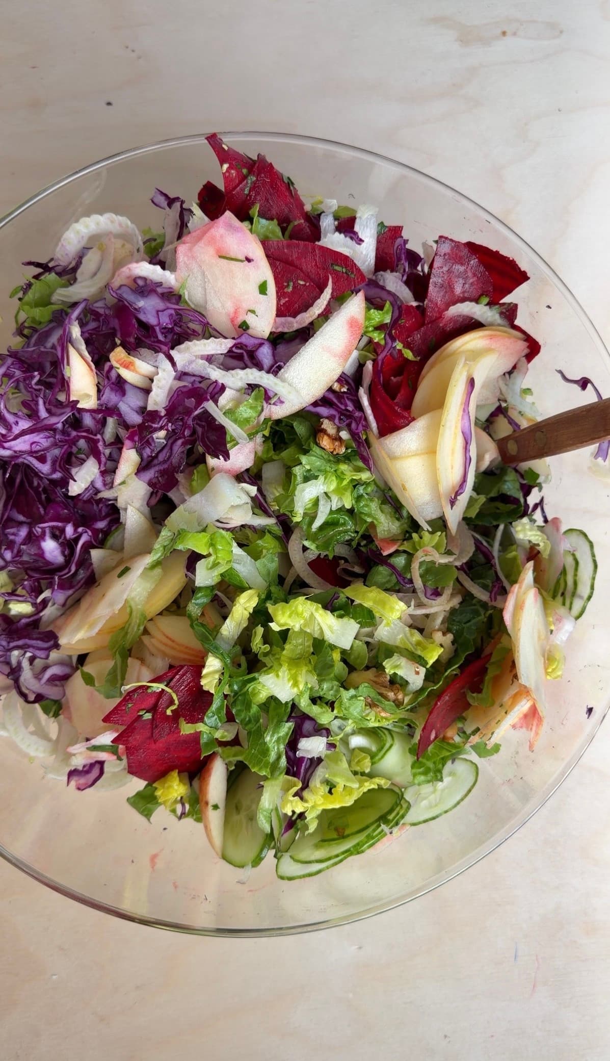 Rote-Bete-Fenchel-Apfel-Salat in einer Glasschüssel