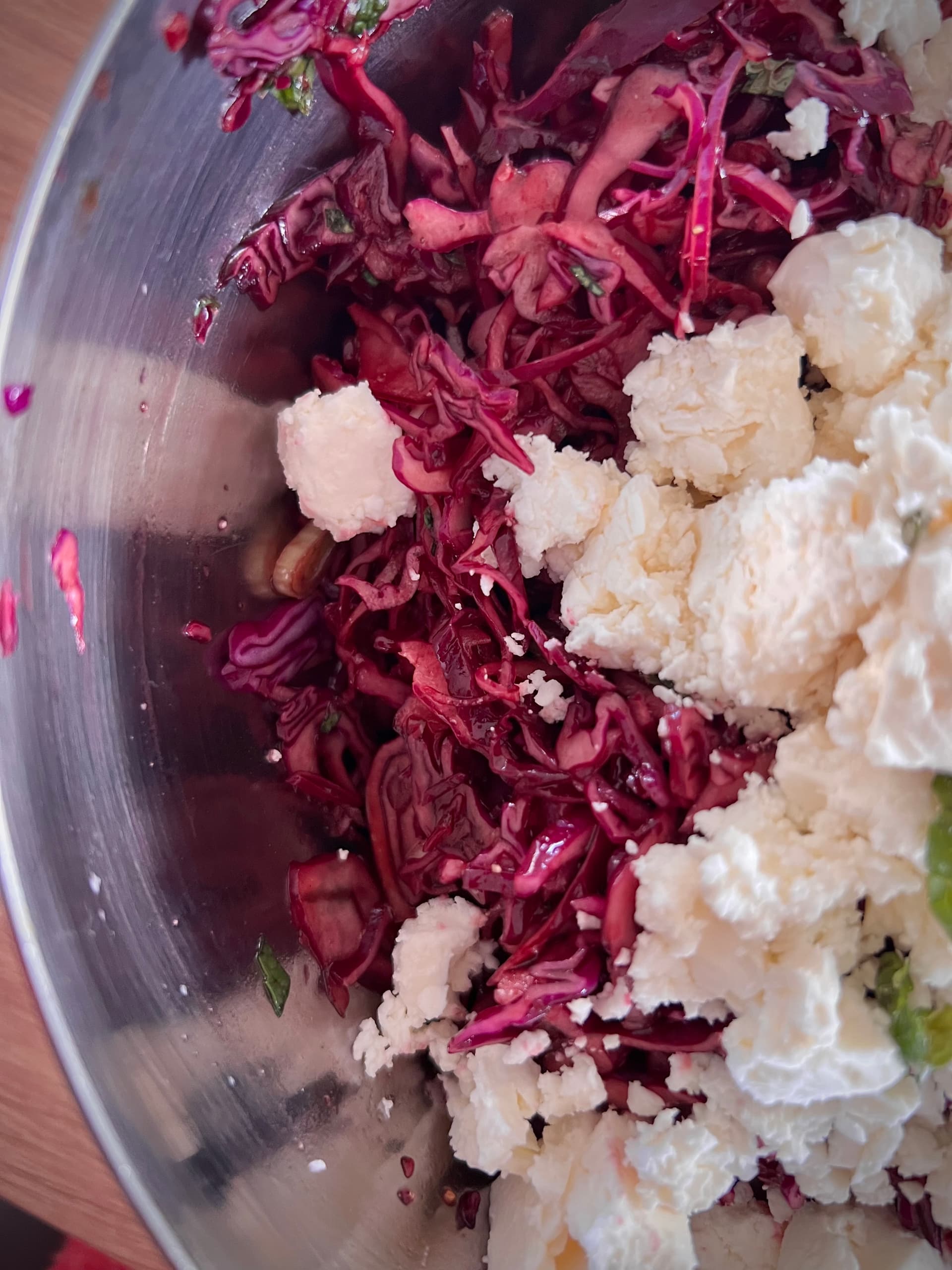 Rotkohlsalat mit Feta und Granatapfel