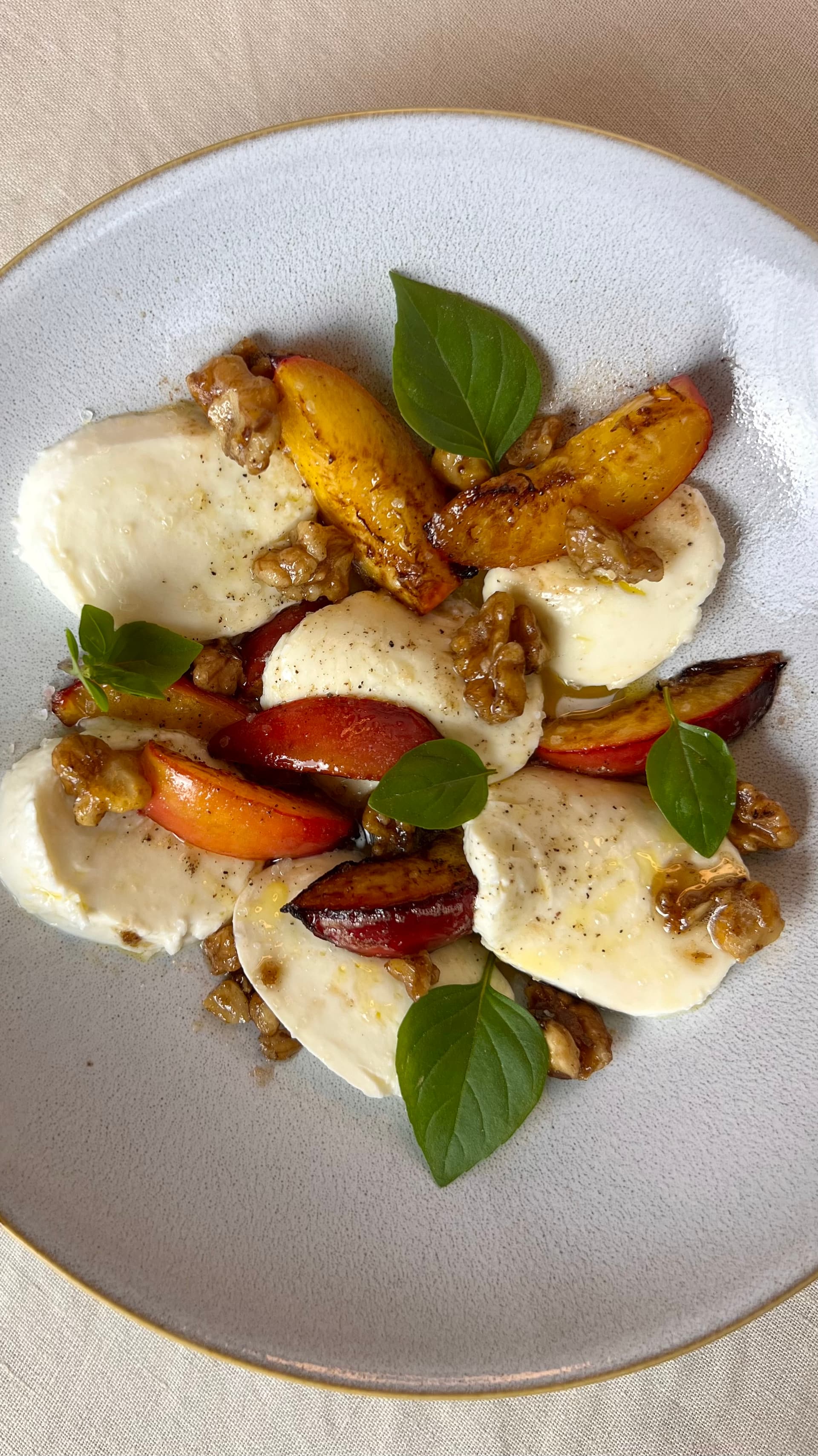 Salat mit gegrillten Nektarinen und Mozzarella