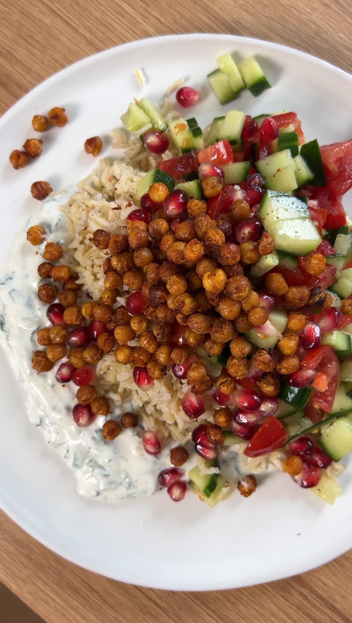Salat mit gerösteten Kichererbsen, Vollkornreis & Granatapfel