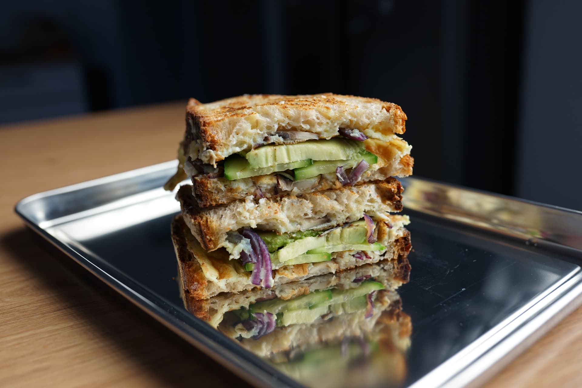 Sandwich mit Avocado und Pilzen