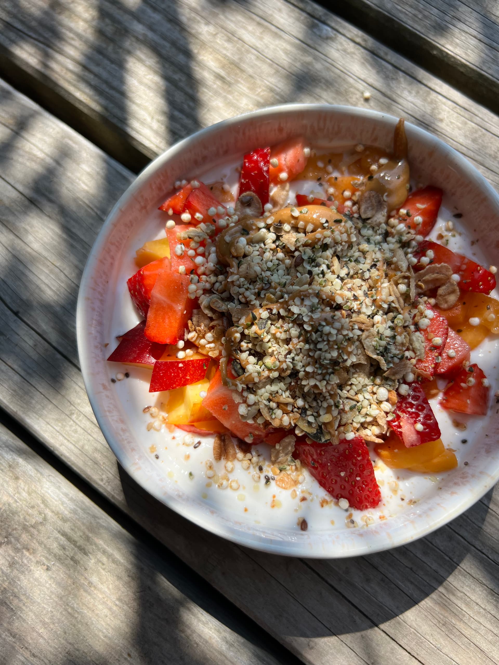 Skyr Bowl mit Sommerfrüchten und Granola