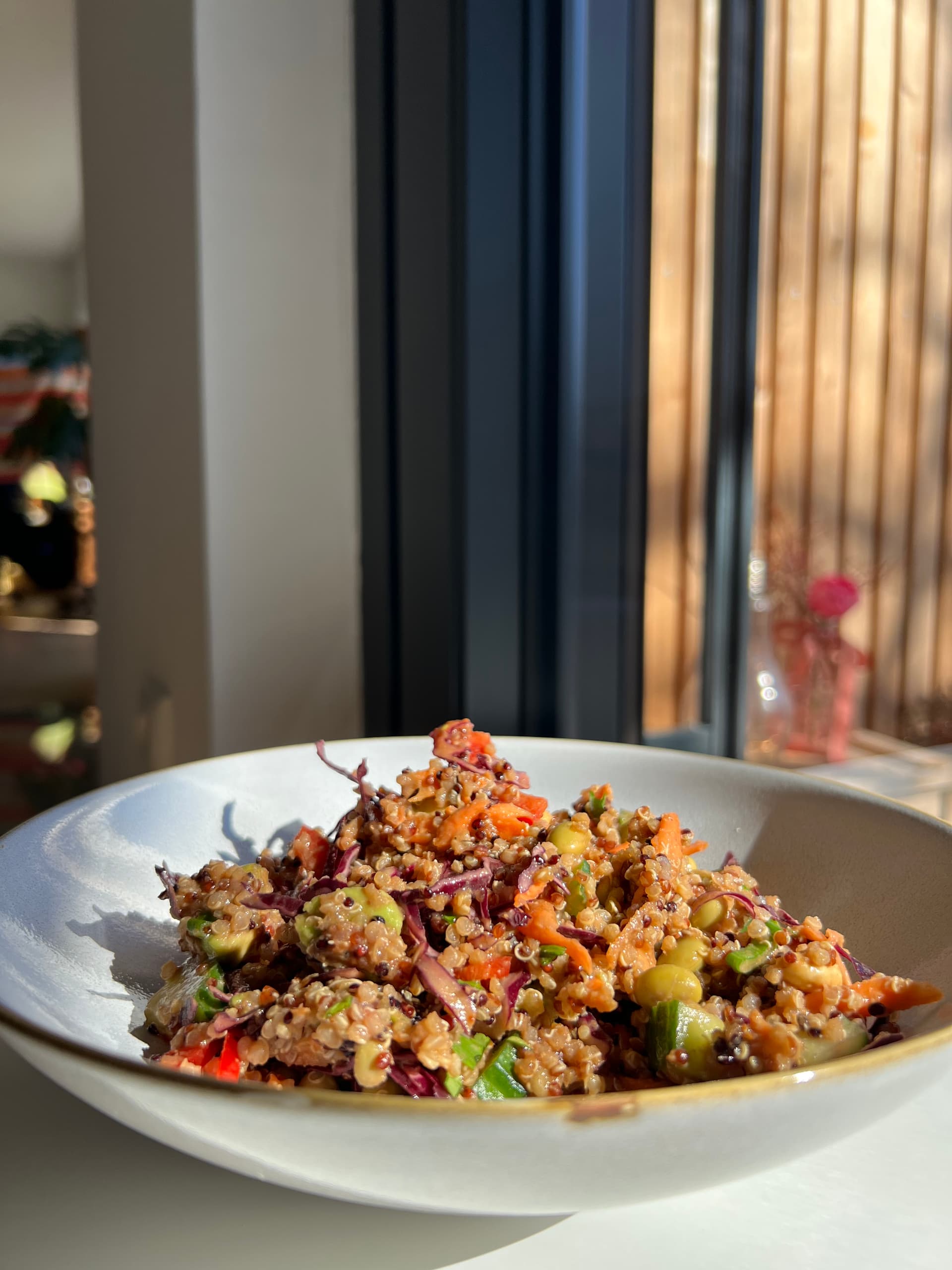 Thailändischer Quinoa-Salat mit Erdnussdressing