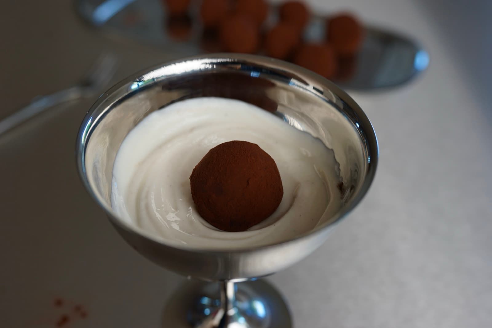 Tiramisu-Ball in cremigem Skyr-Vanilleprotein-Dip