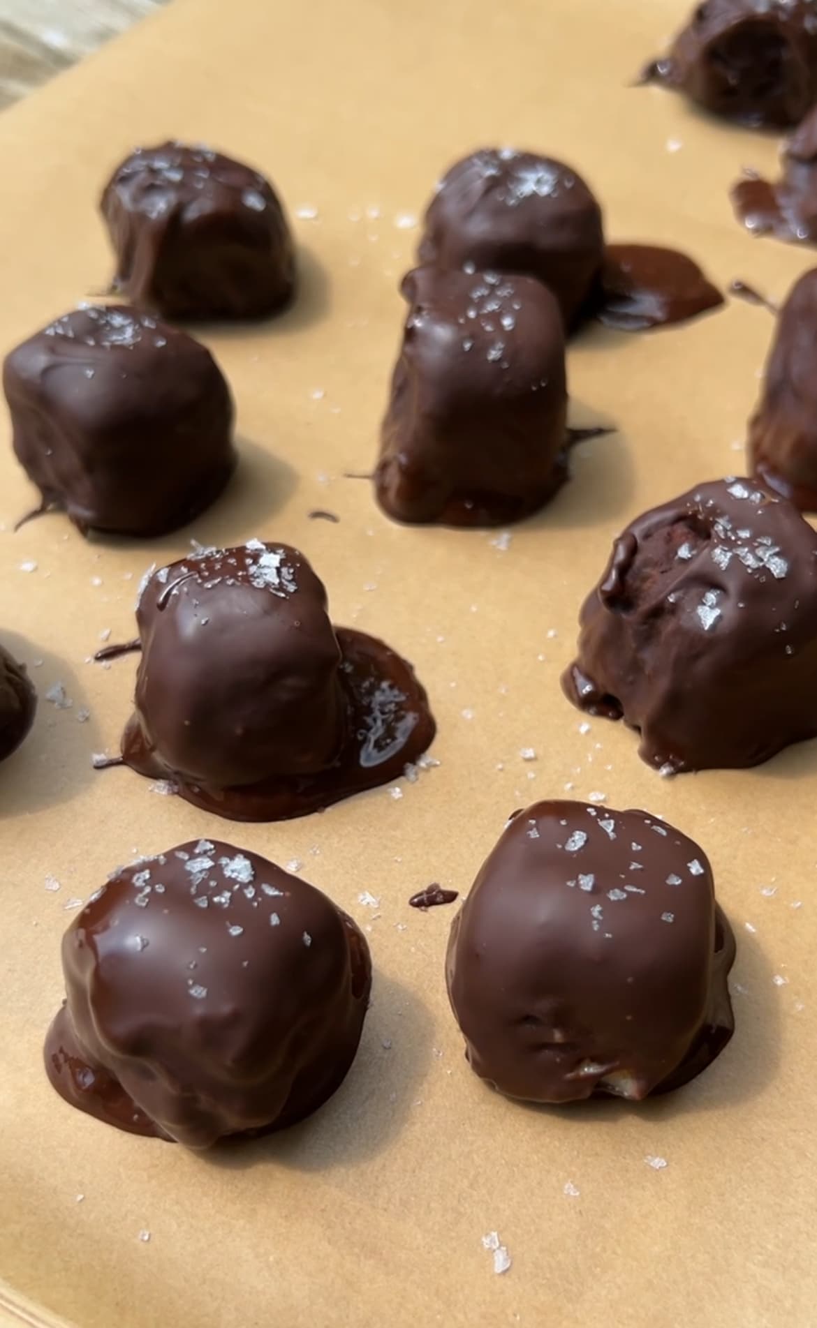Vegane Eisriegel mit Cashew und Datteln