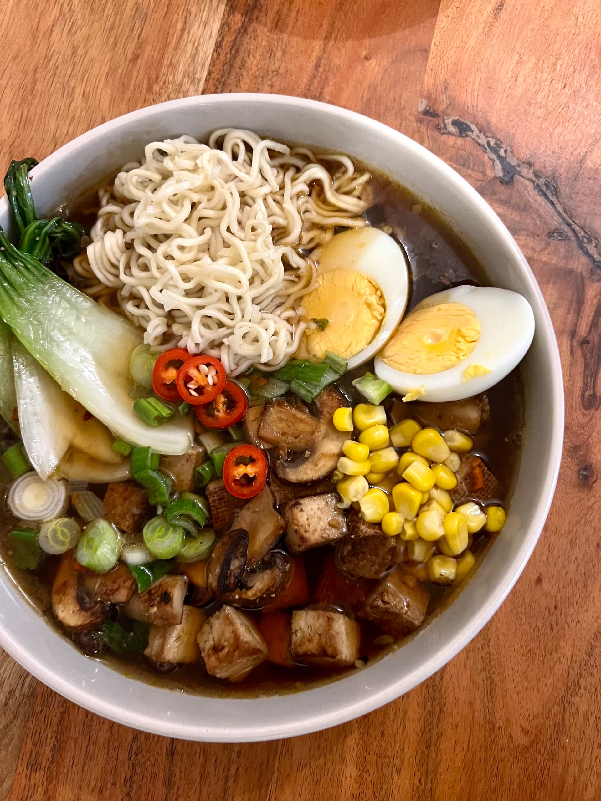 Vegetarische Ramen mit Tofu und Gemüse