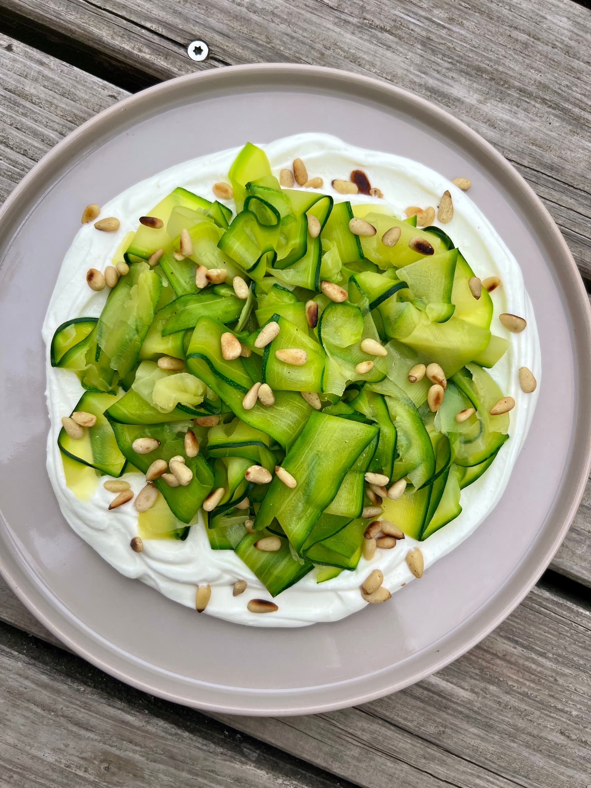 Zucchini auf püriertem Hüttenkäse