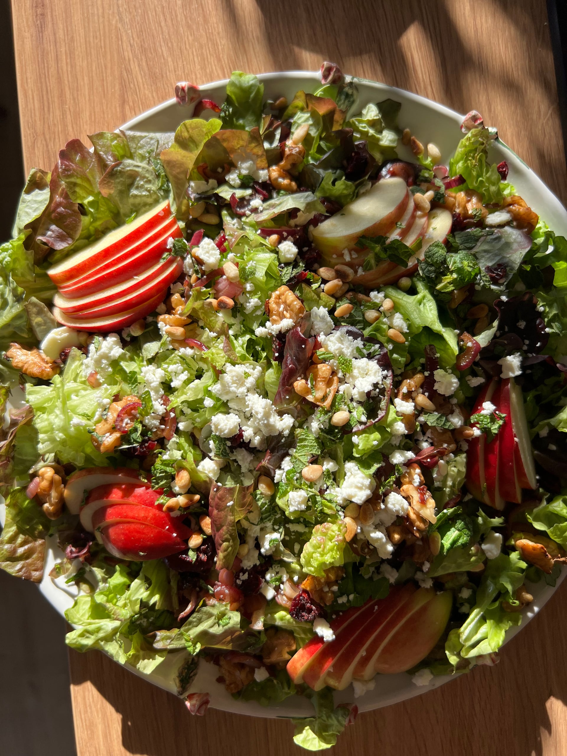 Apfel-Walnuss-Salat mit Feta