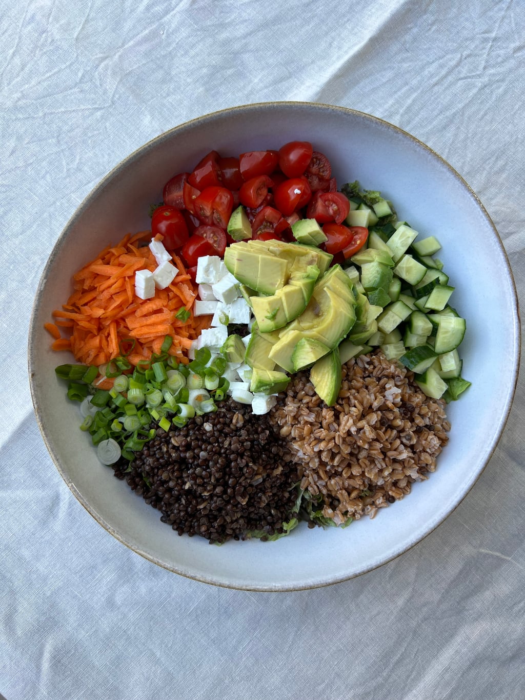 Dinkel-Linsen-Salat mit Avocado und Feta