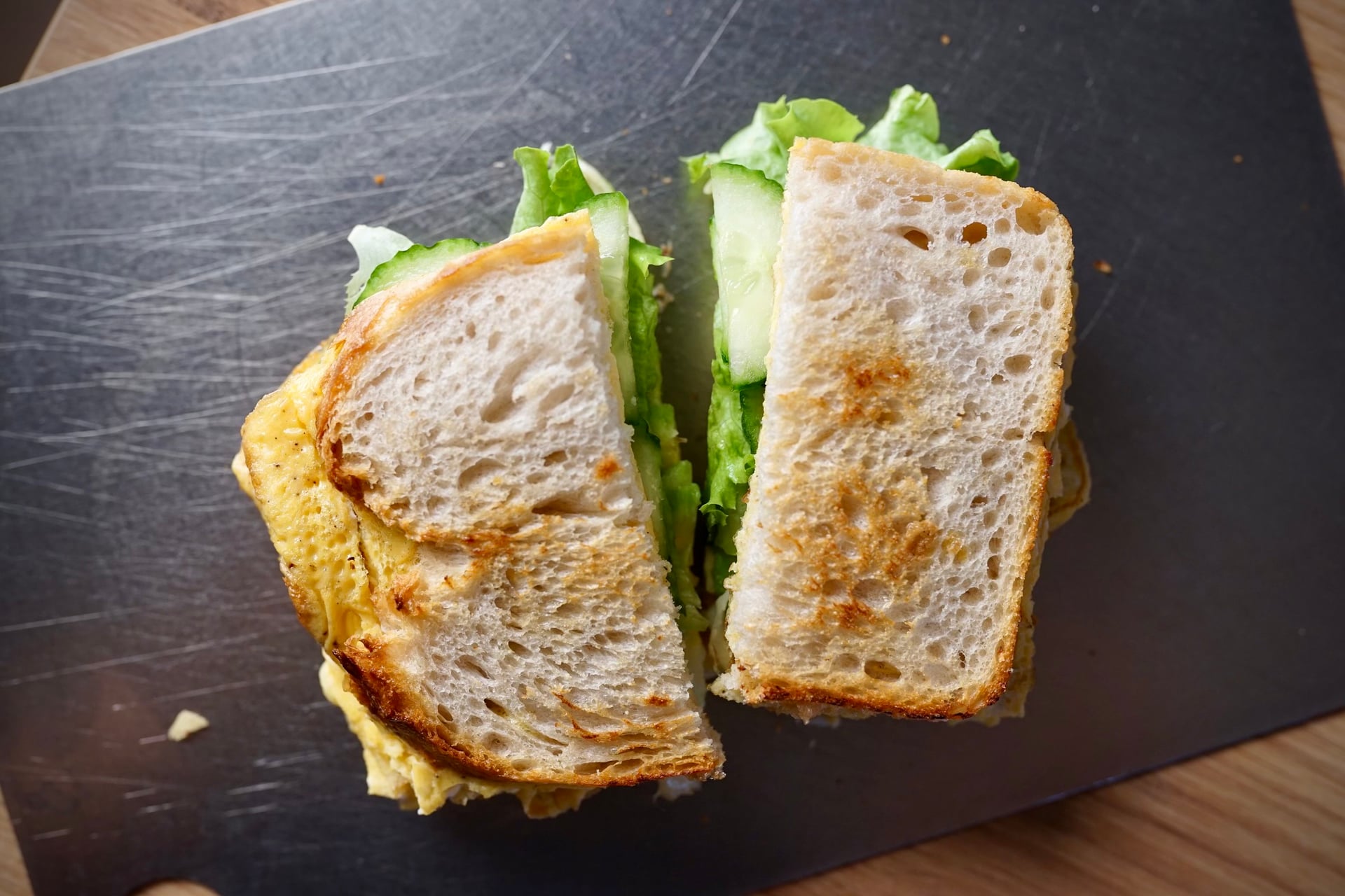 Dinkelsauerteigbrot mit Rührei - Rezeptbild