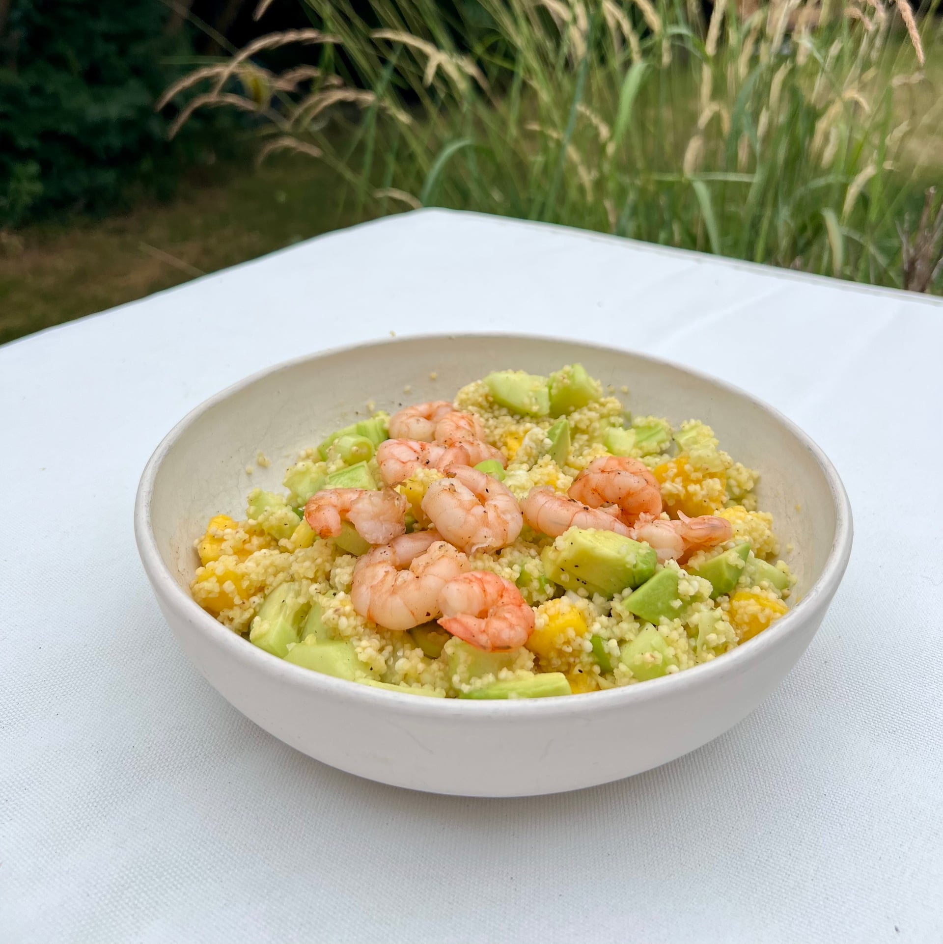 Hirse Bowl mit Garnelen, Mango und Avocado - Rezeptbild