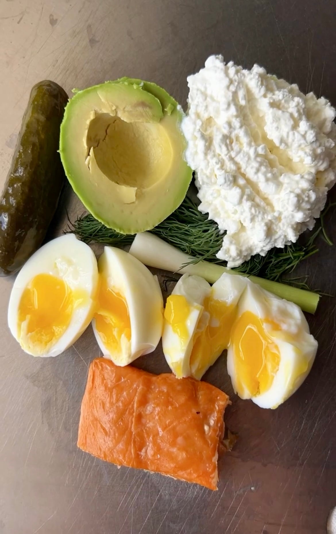 Hüttenkäse-Lachs-Avocado-Bowl
