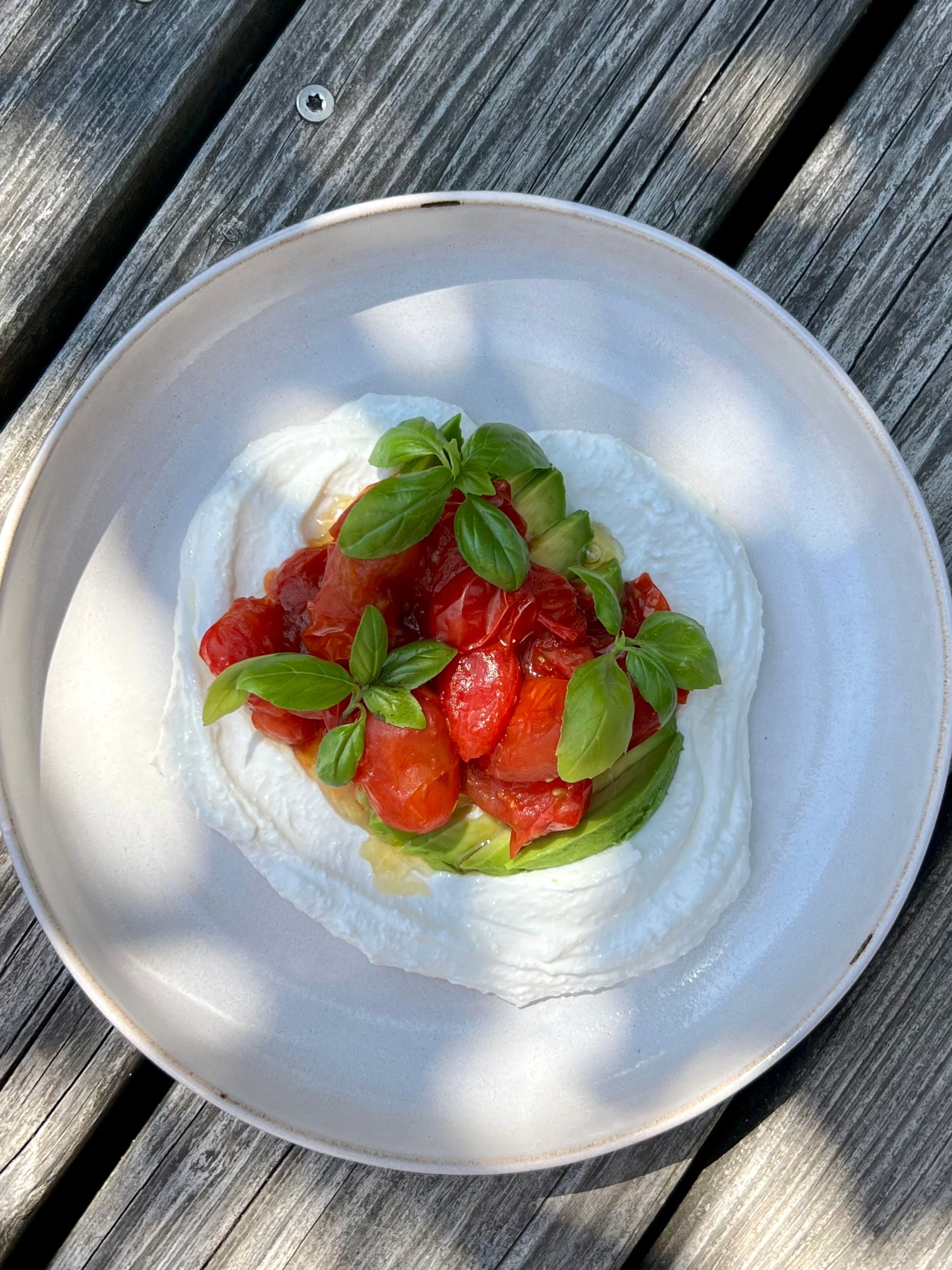 Pürierter Hüttenkäse mit Tomaten und Avocado