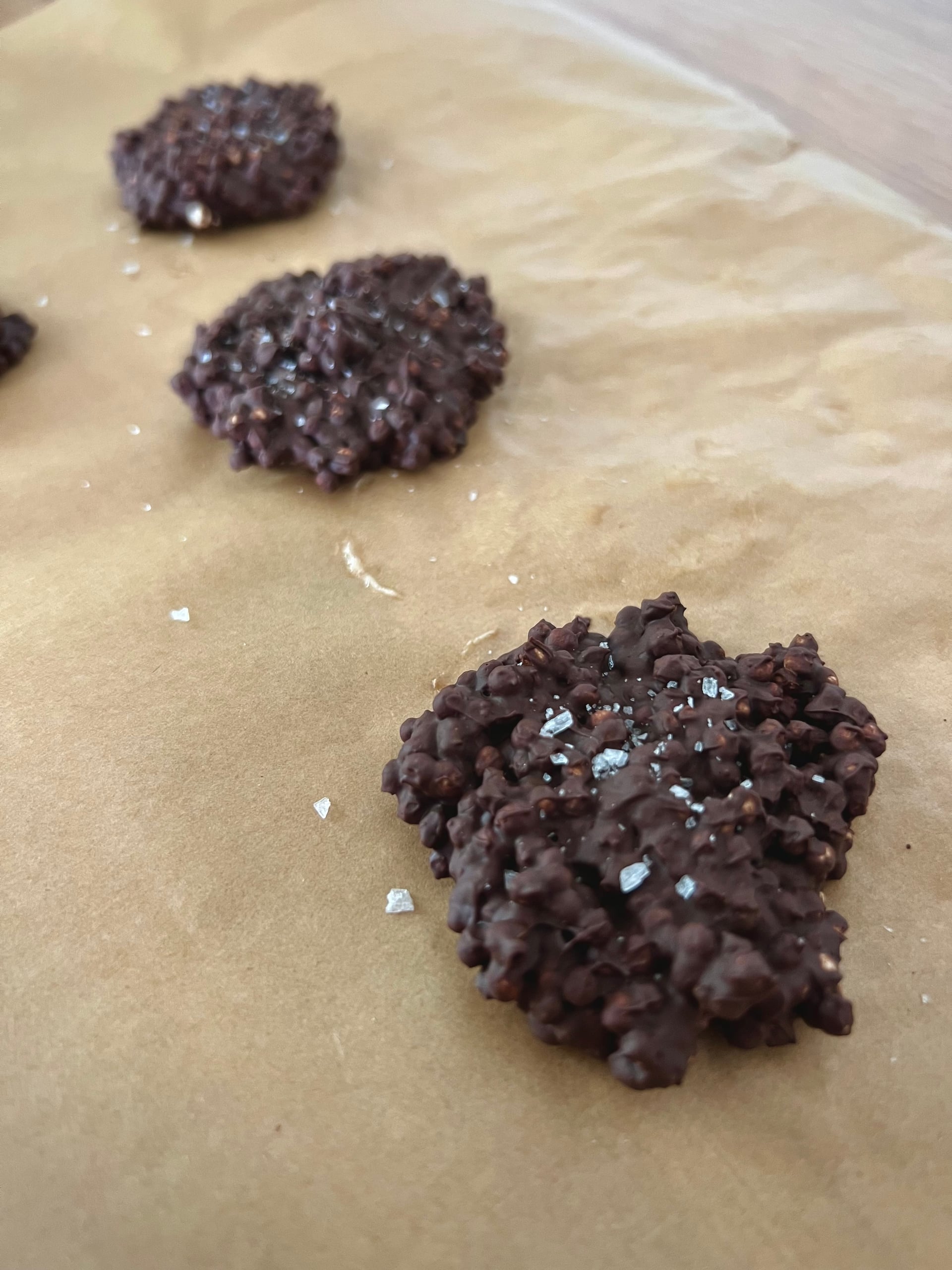 Quinoa-Schoko-Häufchen mit Salzflocken - Rezeptbild