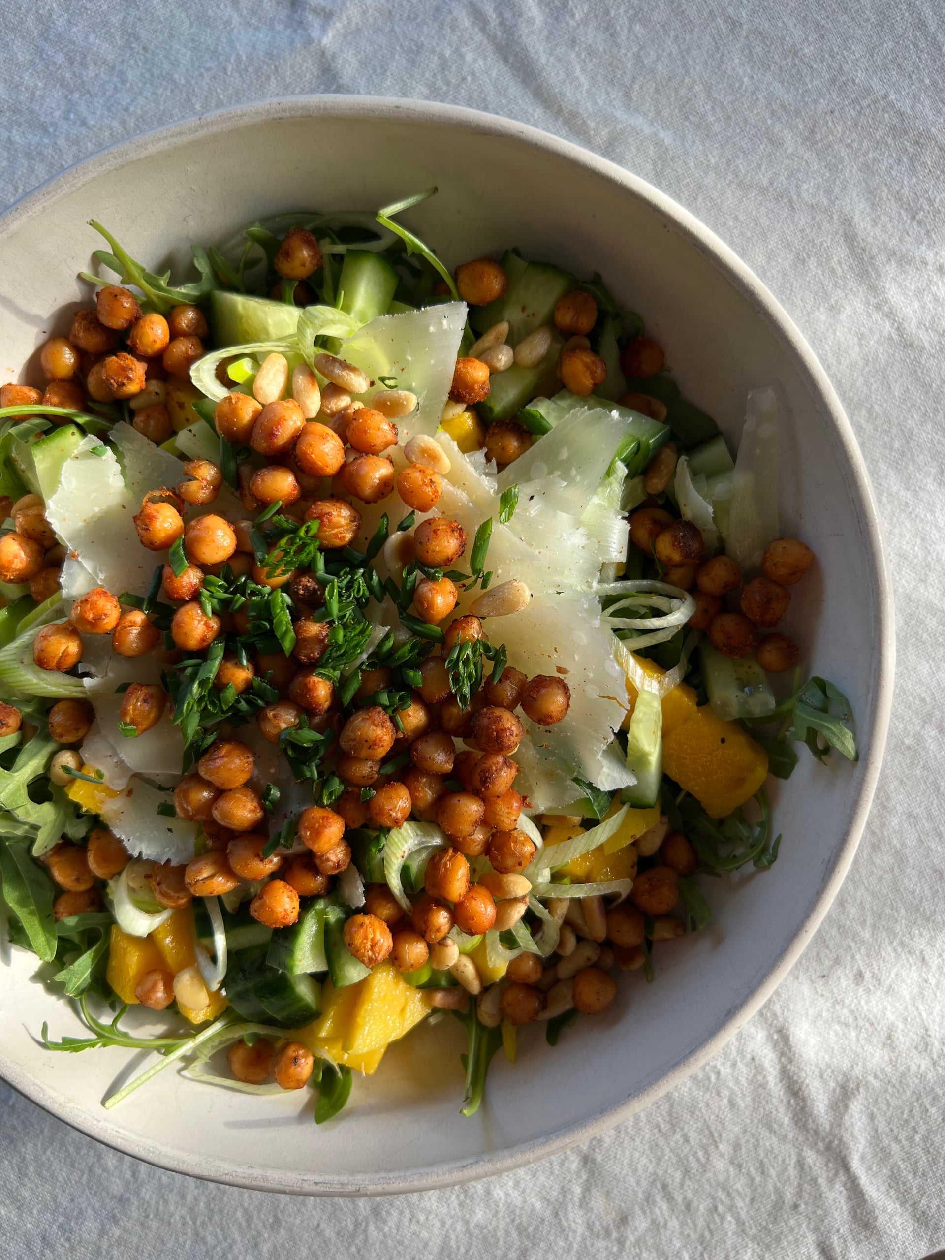 Salat mit gerösteten Kichererbsen und Mango - Rezeptbild