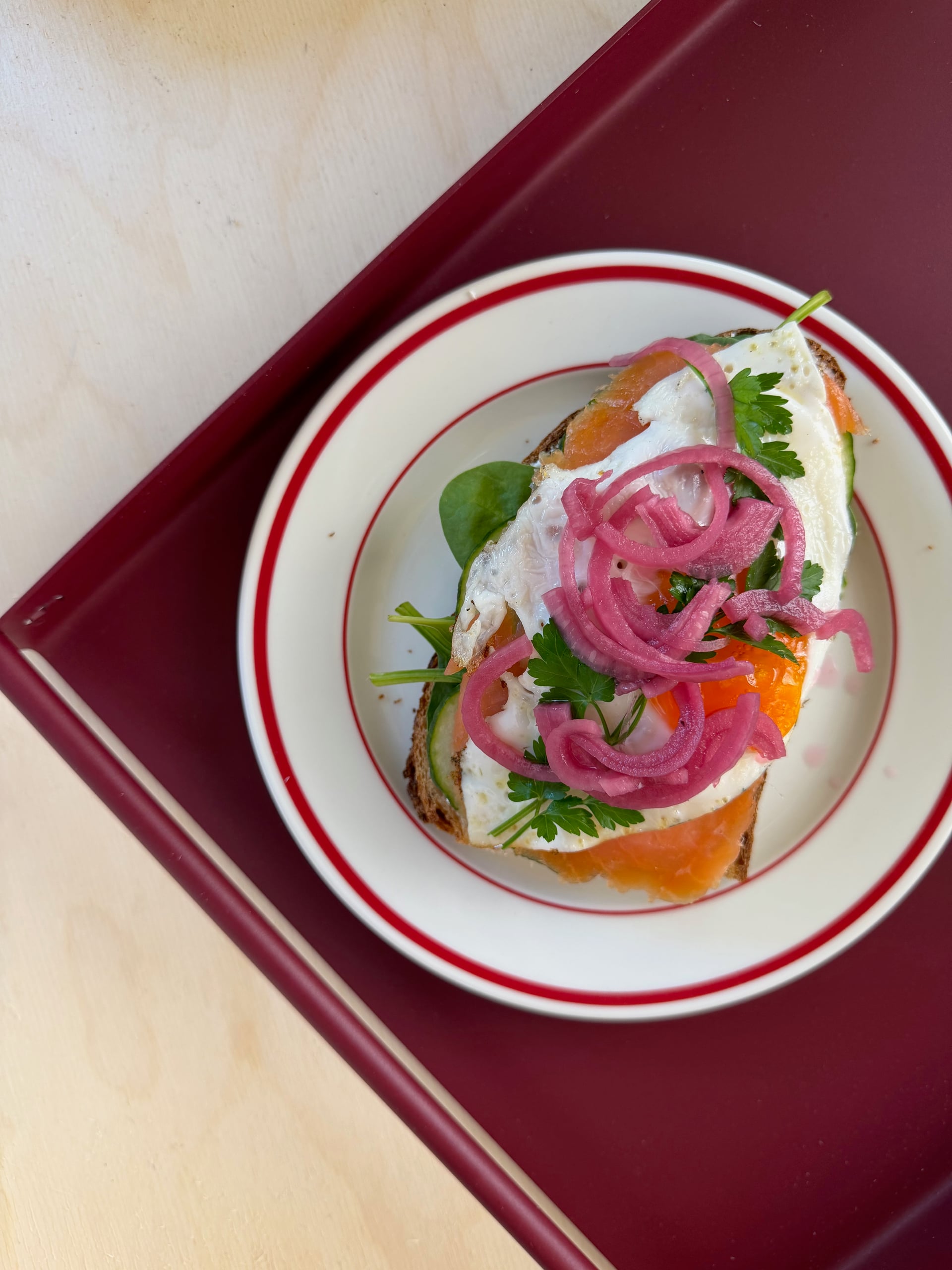 Sauerteigstulle mit Räucherlachs und Spiegelei - Rezeptbild