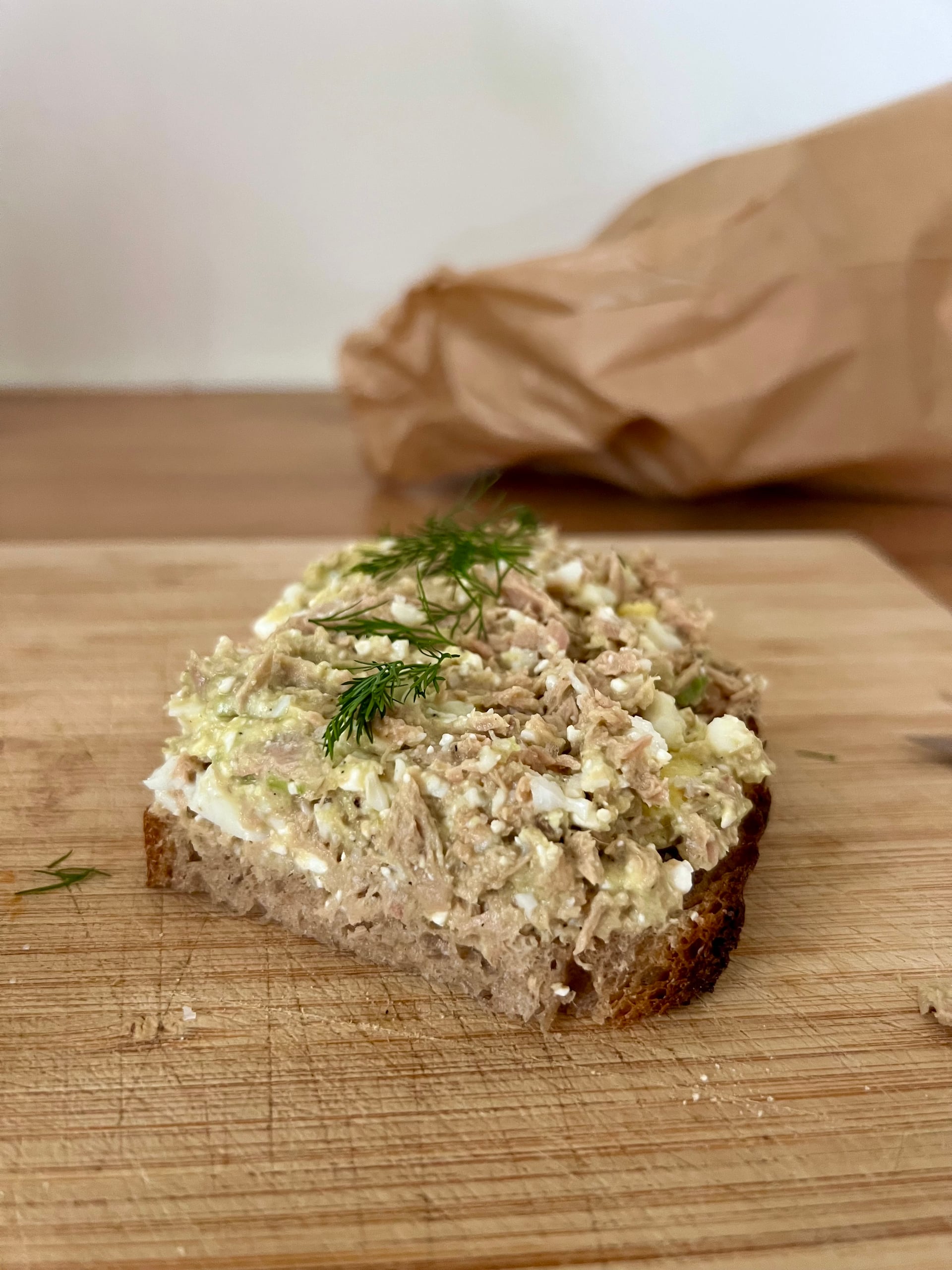 Thunfisch-Avocado-Brot mit Hüttenkäse - Rezeptbild