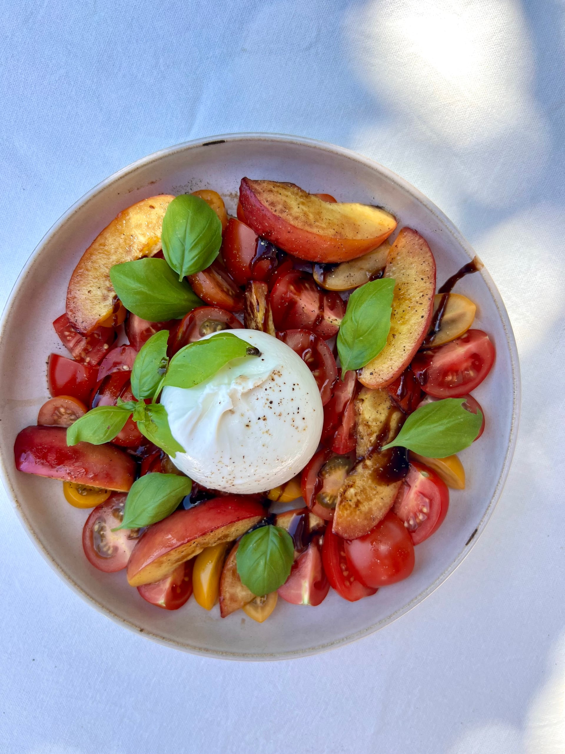 Tomate-Burrata-Salat mit Nektarine