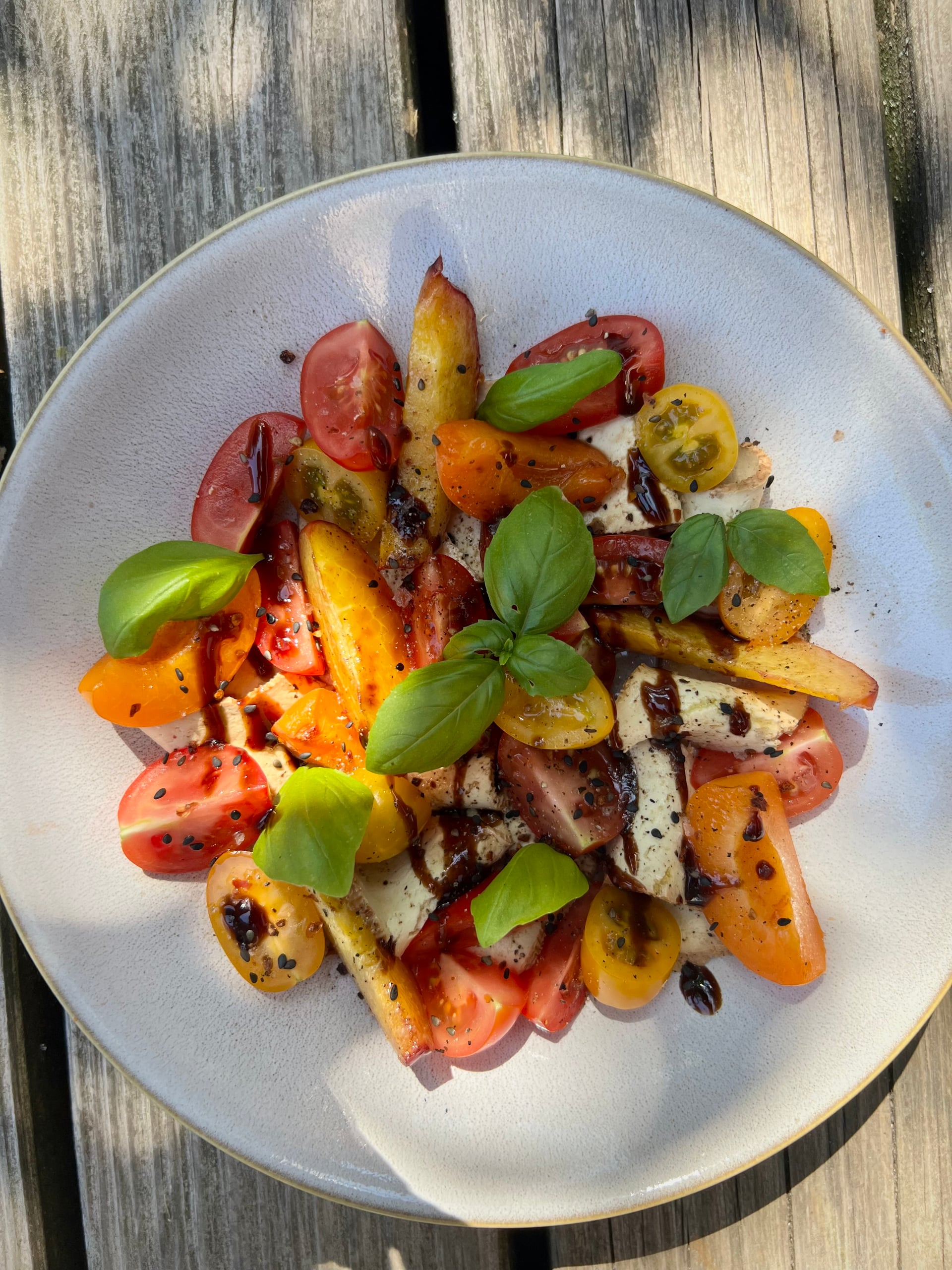 Vegane Caprese mit Räuchertofu und Nektarine - Rezeptbild